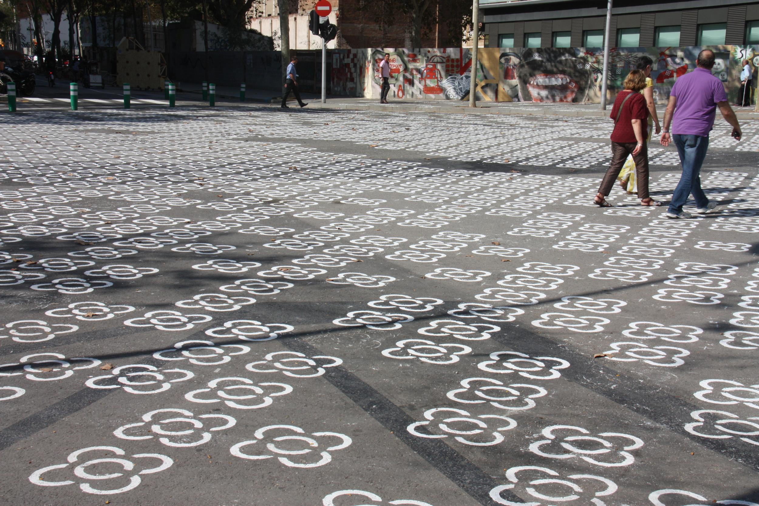 L'asfalt de la confluència dels carrers de Sancho d'Àvila i de Ciutat de Granada, integrat en la superilla del Poblenou / ACN