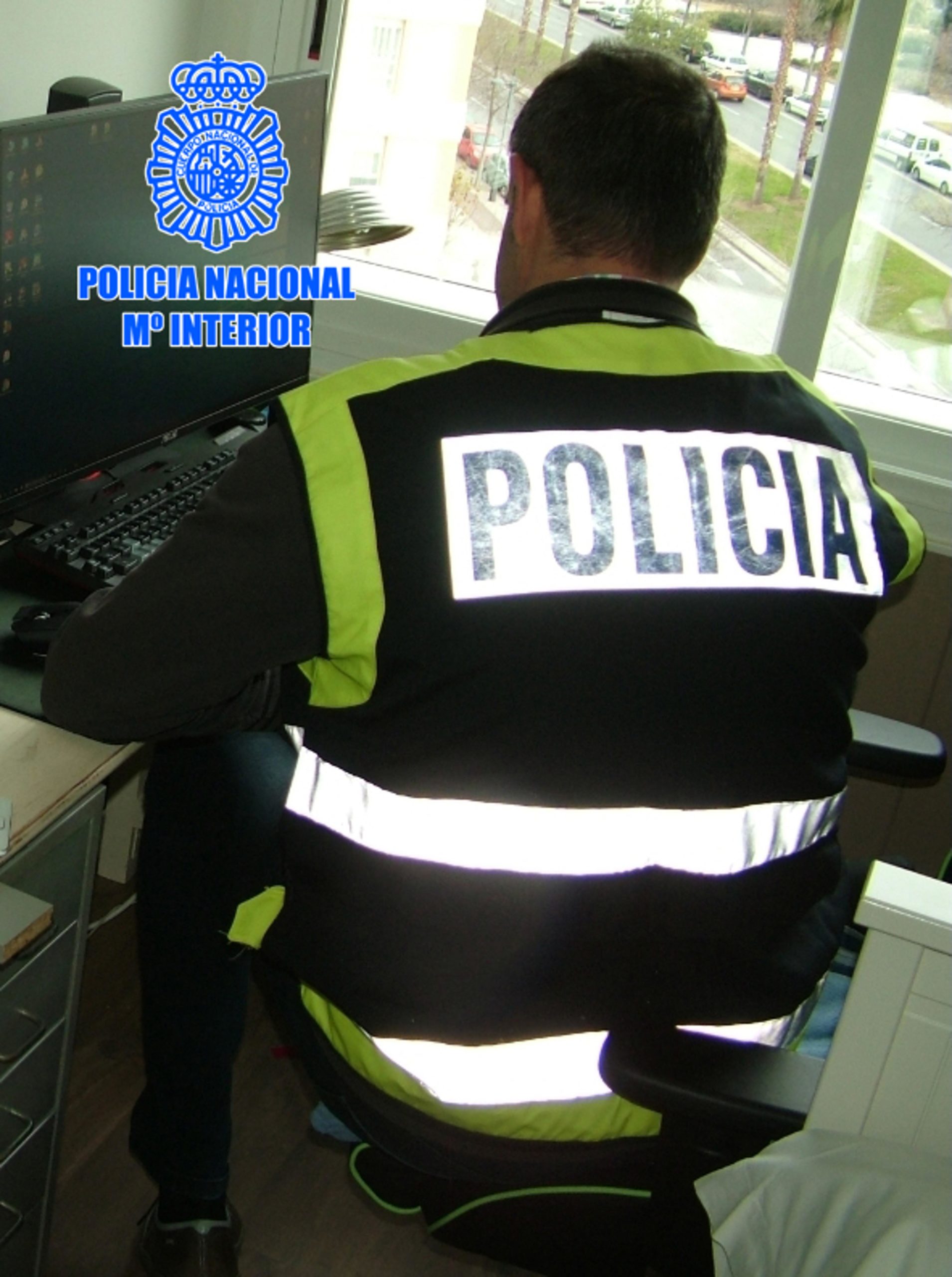 Un agent de la Policia Nacional en una operació contra la pornografia infantil, en una imatge d'arxiu / ACN