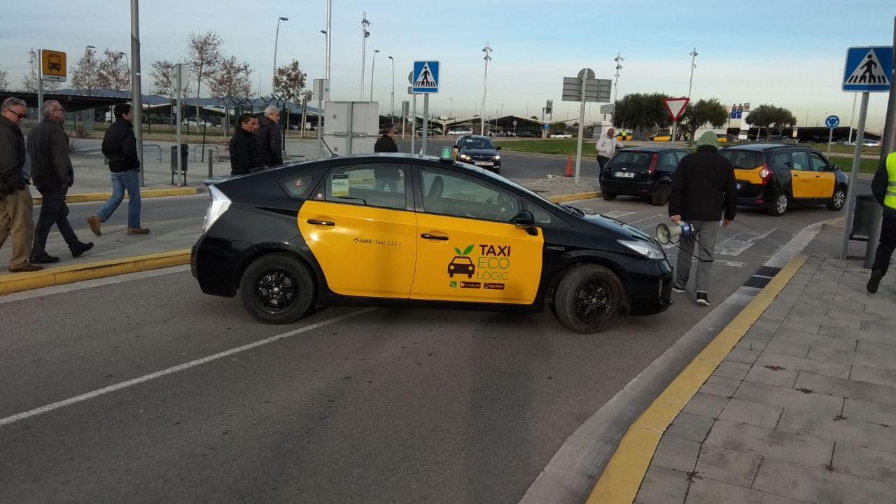 Imatge d'arxiu de les protestes dels taxistes i les VTC. / ACN