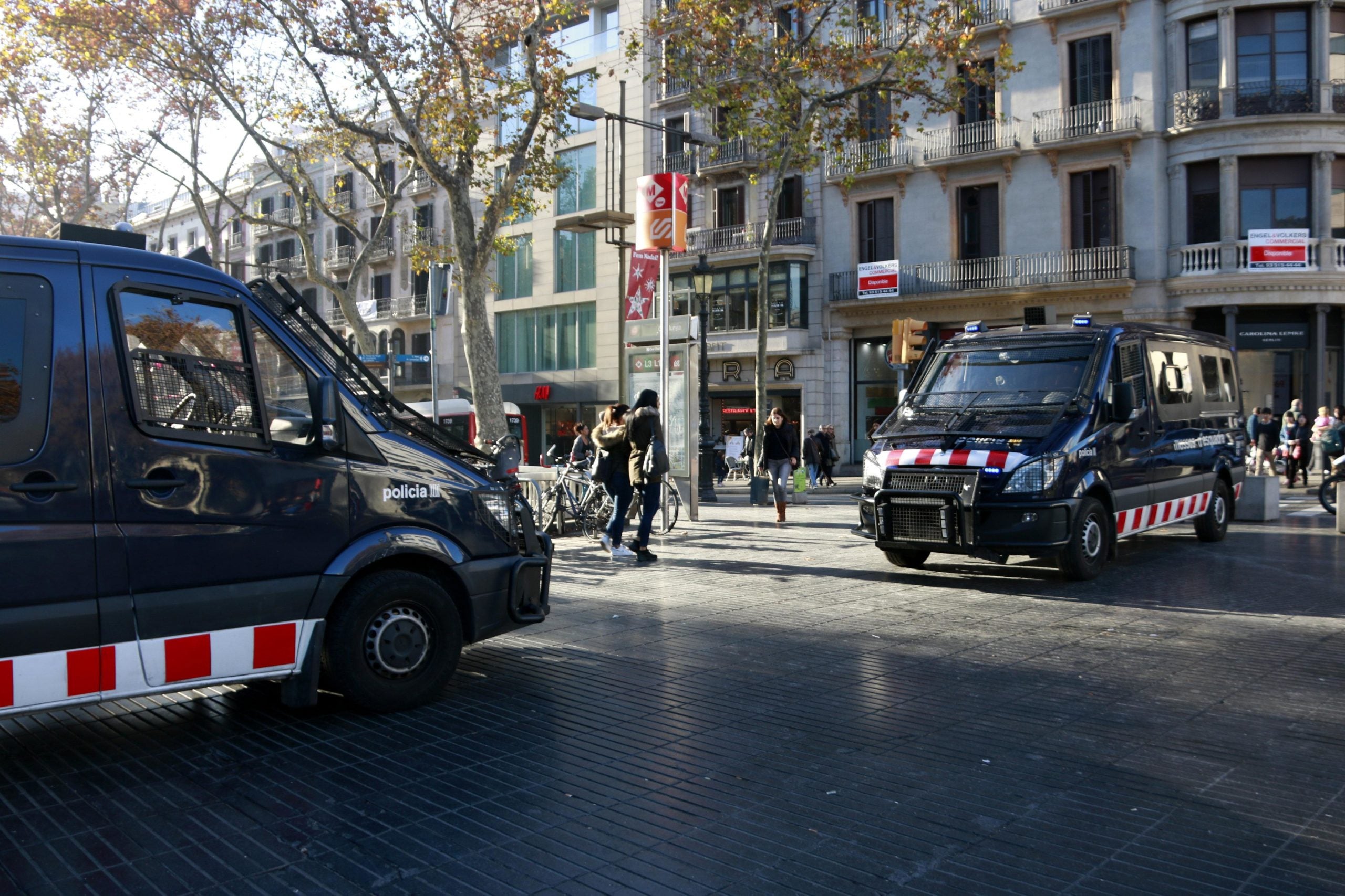 Dues furgonetes dels Mossos d'Esquadra al capdamunt de la Rambla, després de l'alerta terrorista de Nadal / ACN