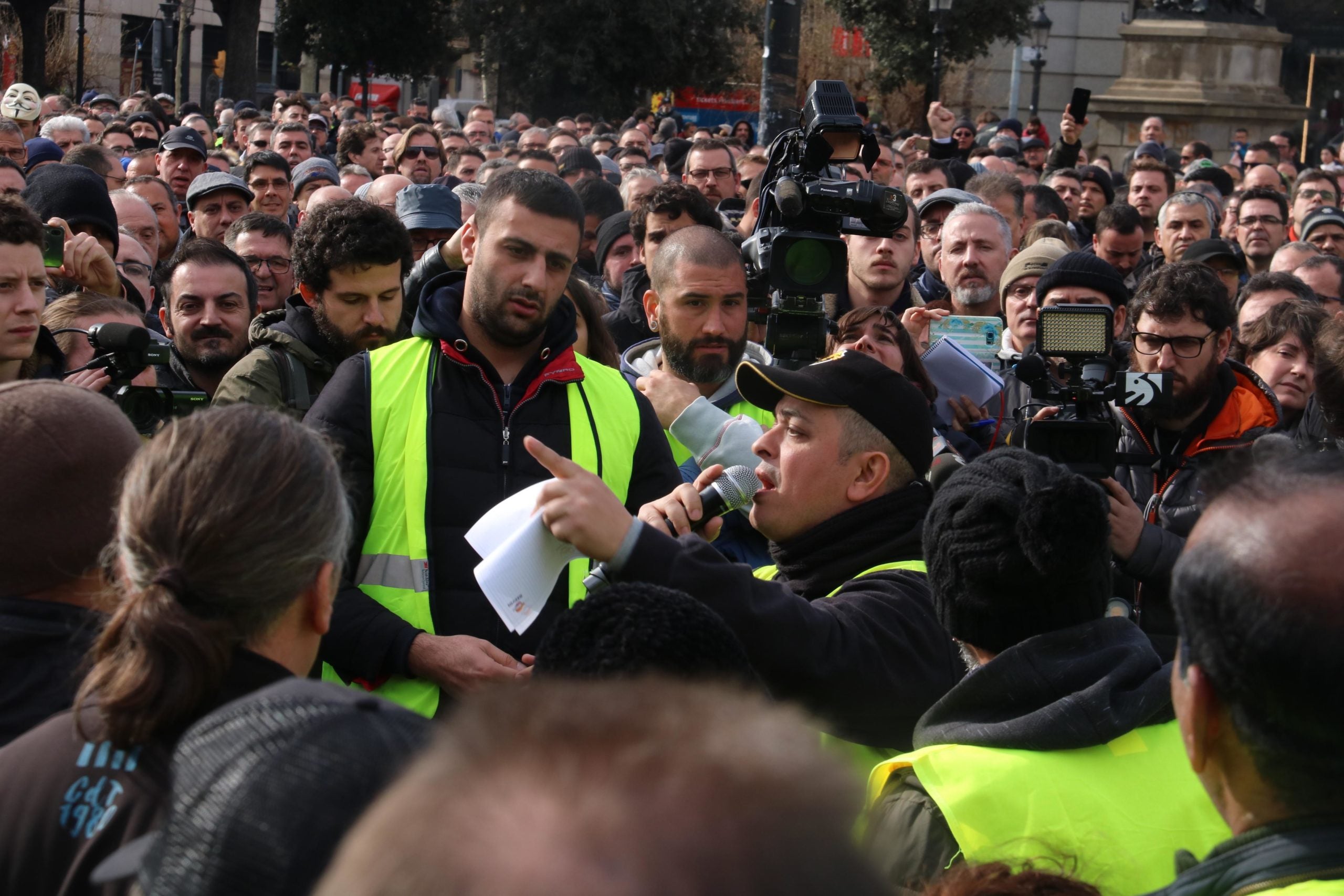 'Tito' Álvarez, amb el micròfon, en una intervenció davant l'assemblea de taxistes / ACN