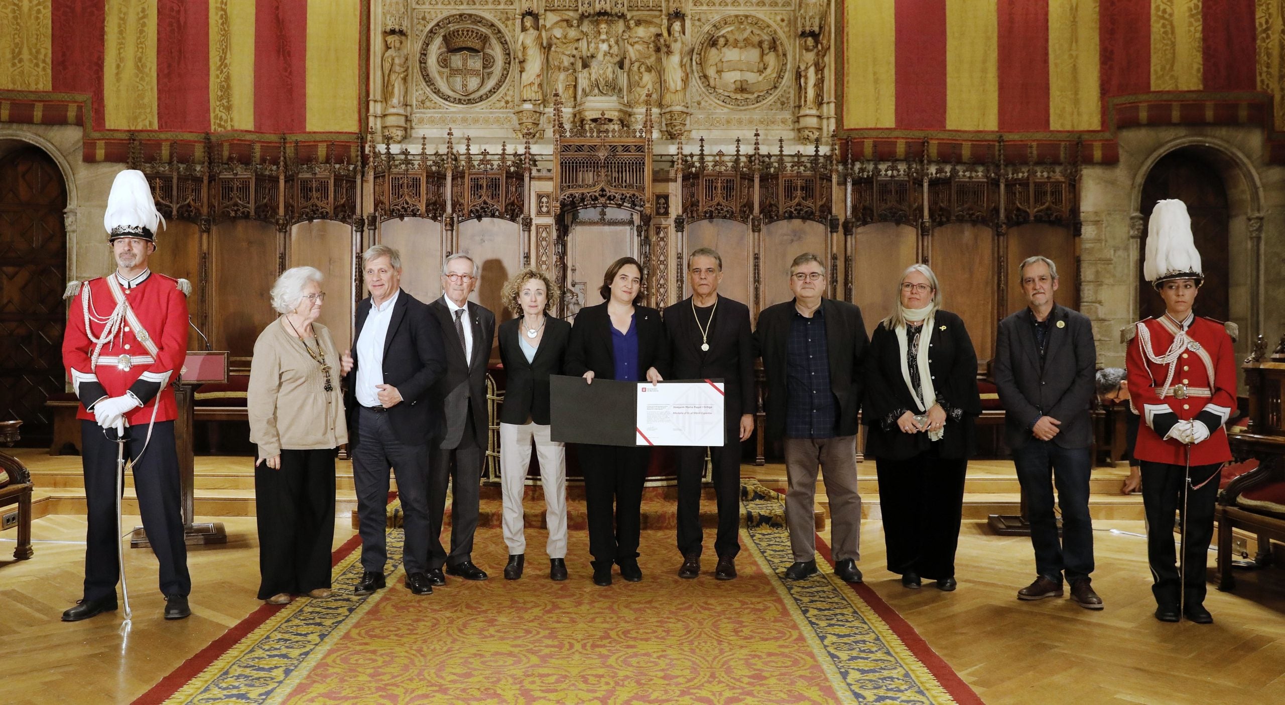 Fotografia de família de l'entrega de la medalla d'or al mèrit esportiu de l'Ajuntament de Barcelona al periodista Joaquim Maria Puyal / ACN