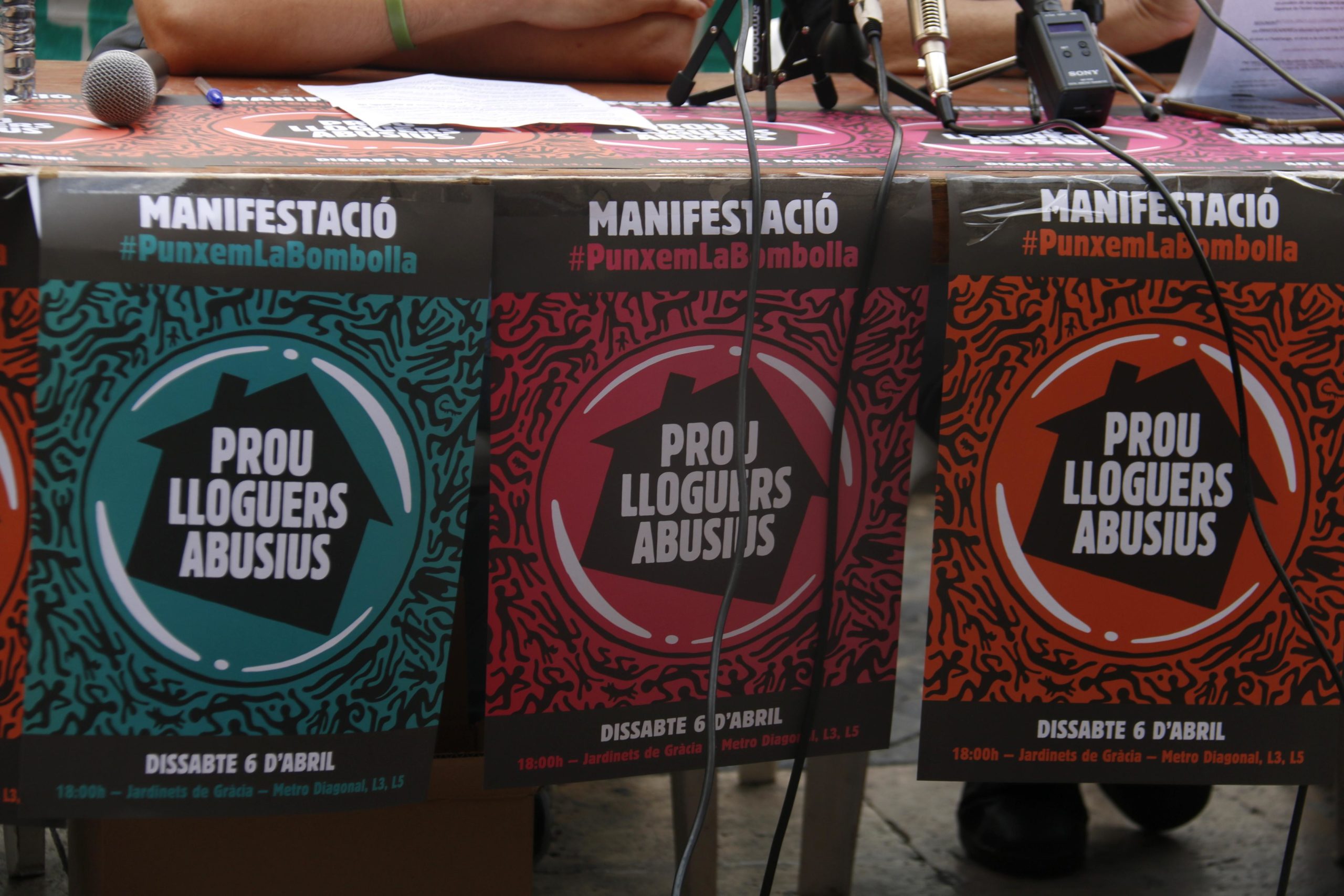 Els cartells que convocaven la manifestació d'aquest dissabte contra els preus dels lloguers / ACN