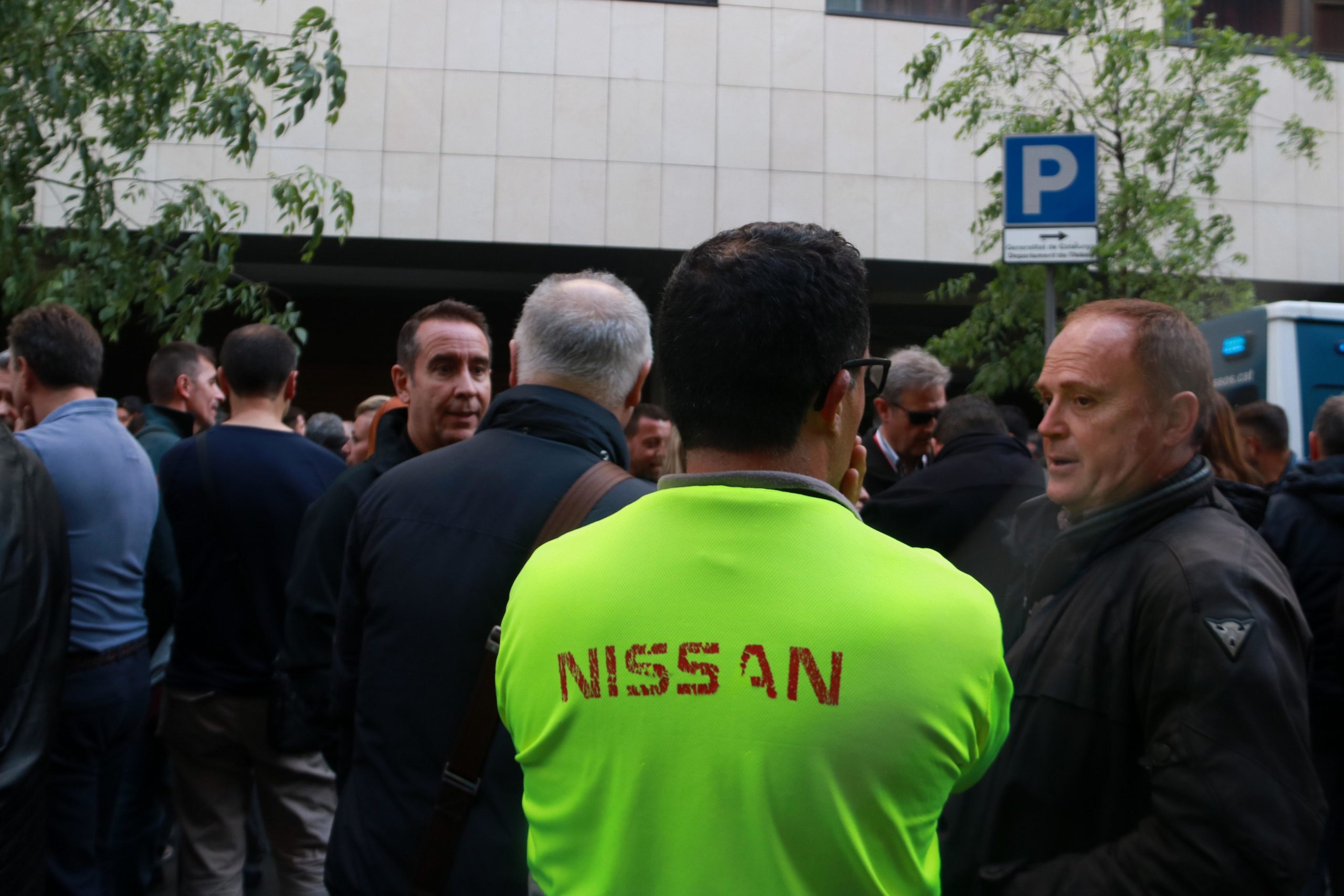 Treballadors de Nissan concentrats davant la seu del Departament de Treball, ahir / ACN