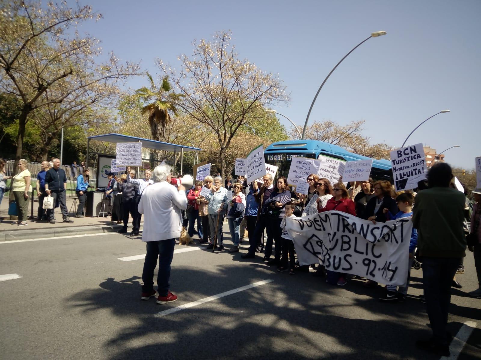 Els veïns han tallat la ronda Guinardó per protestar contra el bus llançadora / Cedida