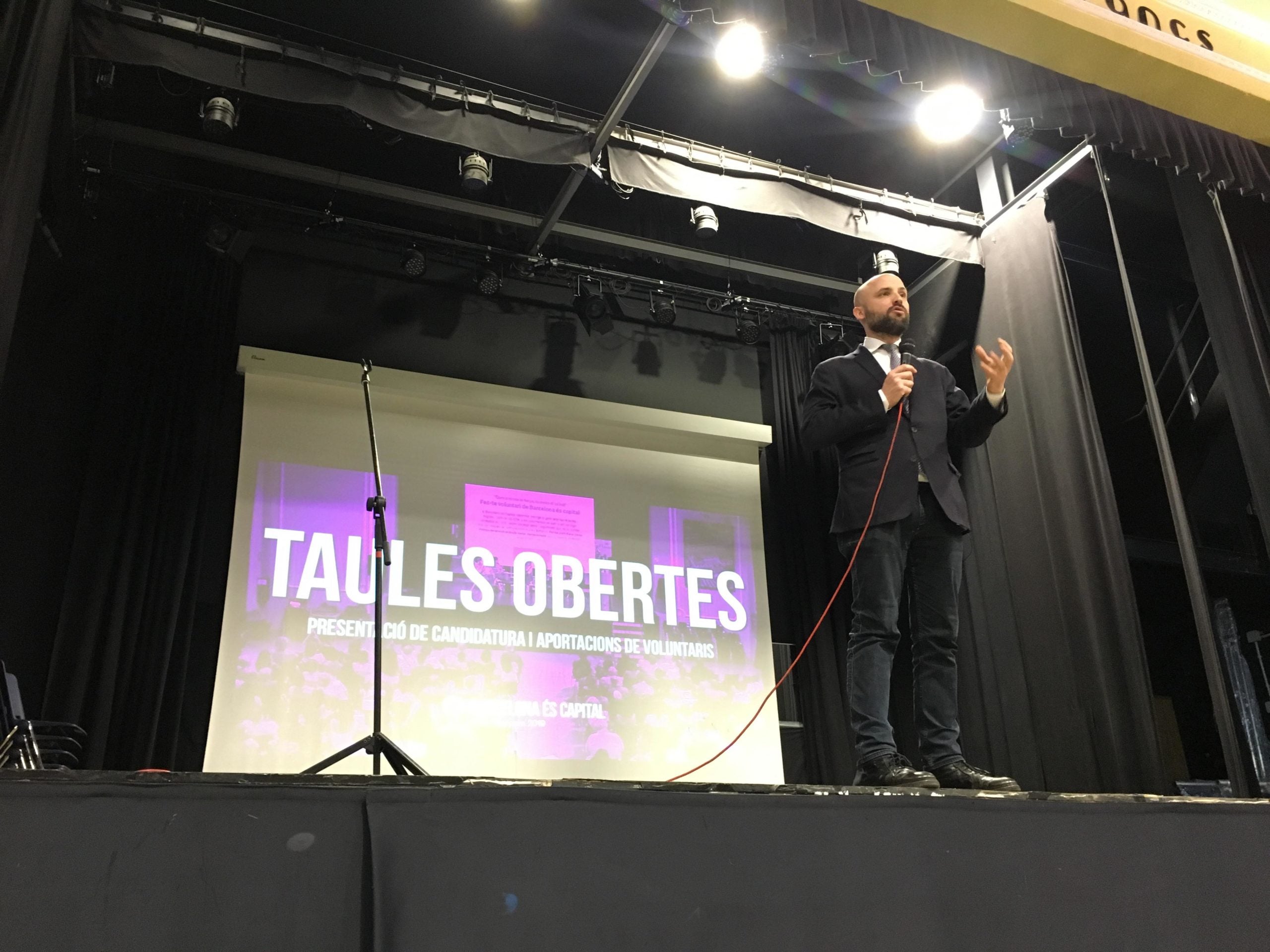 Jordi Graupera adreçant-se als 200 voluntaris reunits aquest dissabte al Casinet d'Hostafrancs per debatre el programa electoral de Barcelona És Capital / S.B.