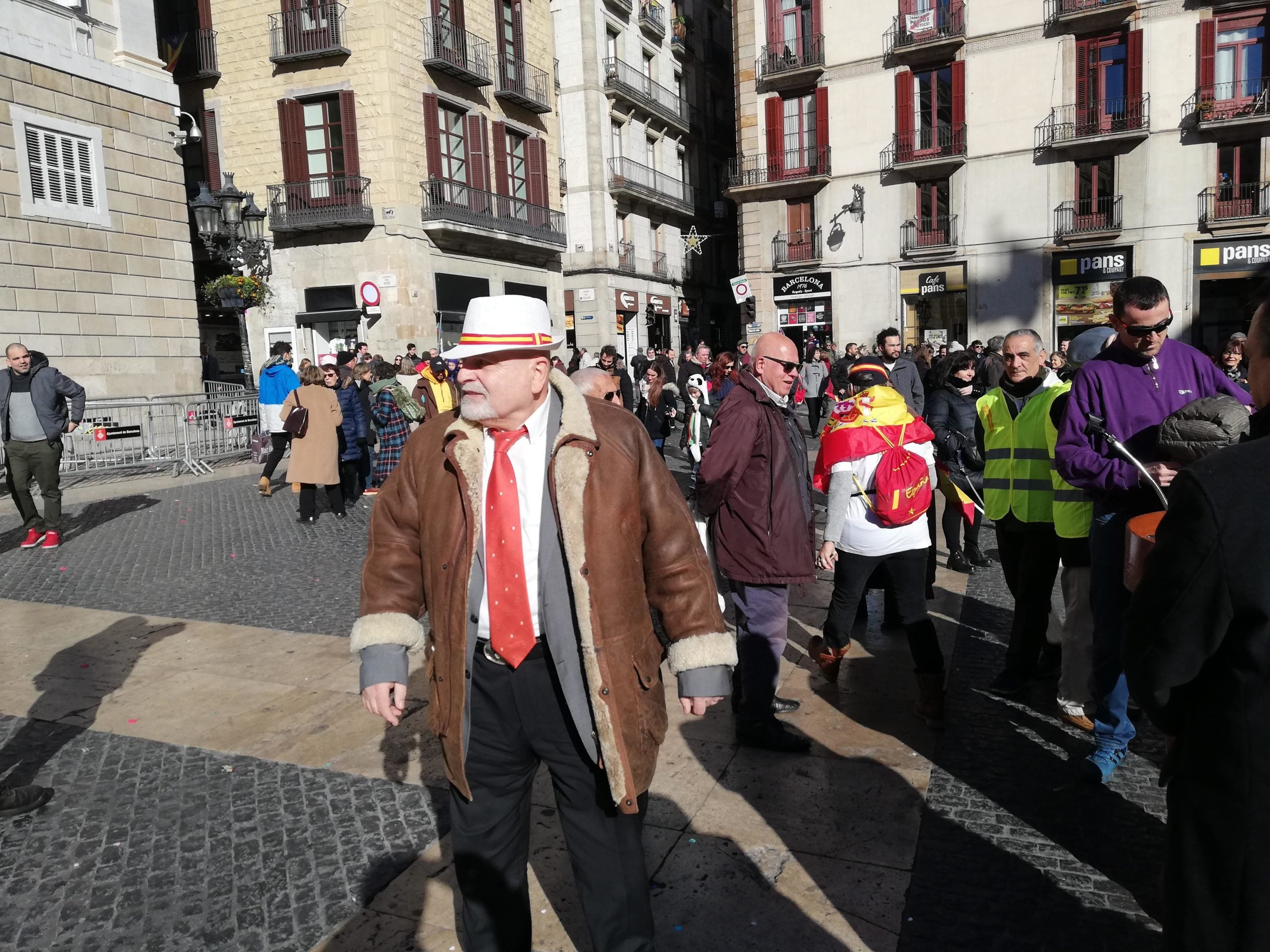 L'empresari i candidat a alcalde Karl Jacobi durant un acte de la seva campanya a la plaça Santa Jaume. | Adrià Lizanda