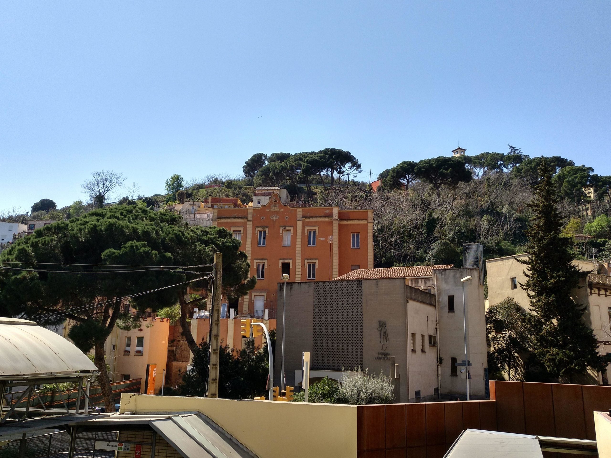 Habitatges enfilats a Collserola, prop de l'estació de FGC Peu del Funicular / Meritxell M. Pauné