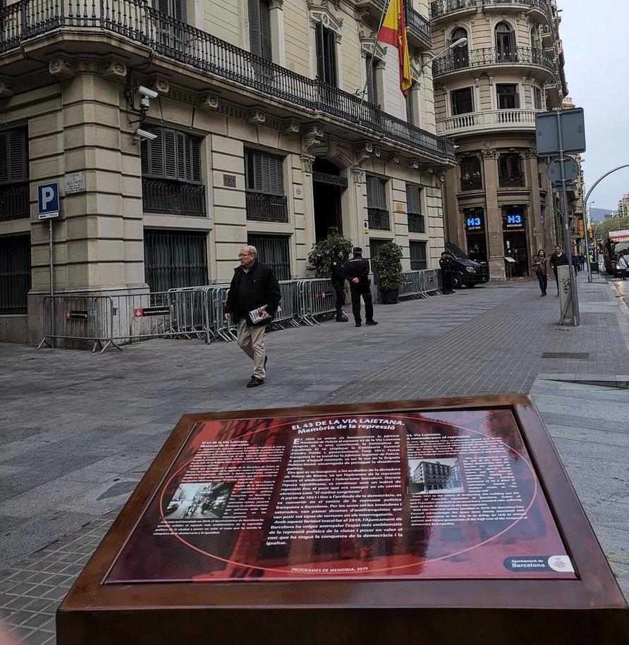 La placa antifranquista, 'restaurada'. | Barcelona en Comú