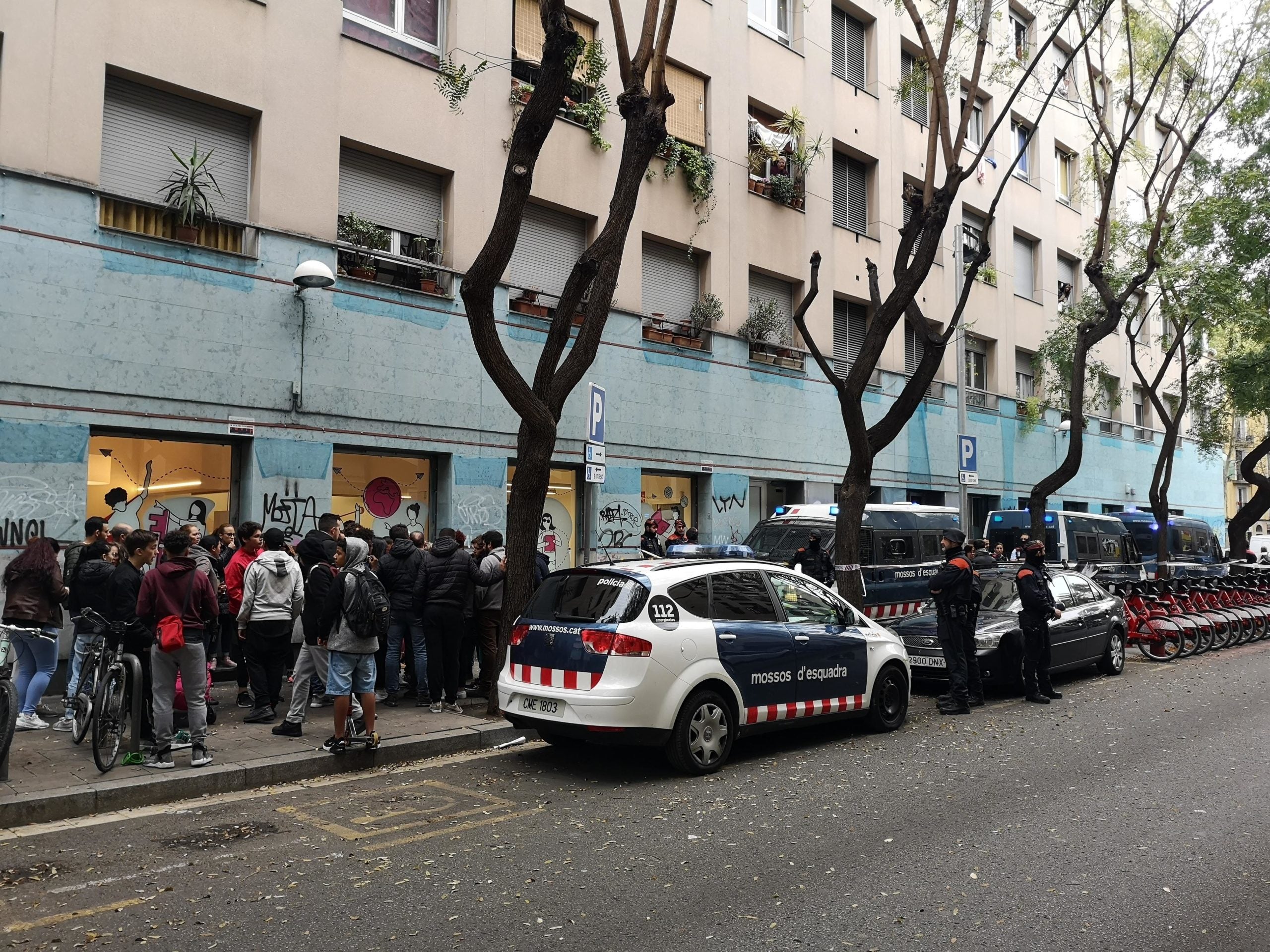 Veïns i mossos d'esquadra al carrer Sant Oleguer, on un grup ha desallotjat una família ocupa per la força / D.V.