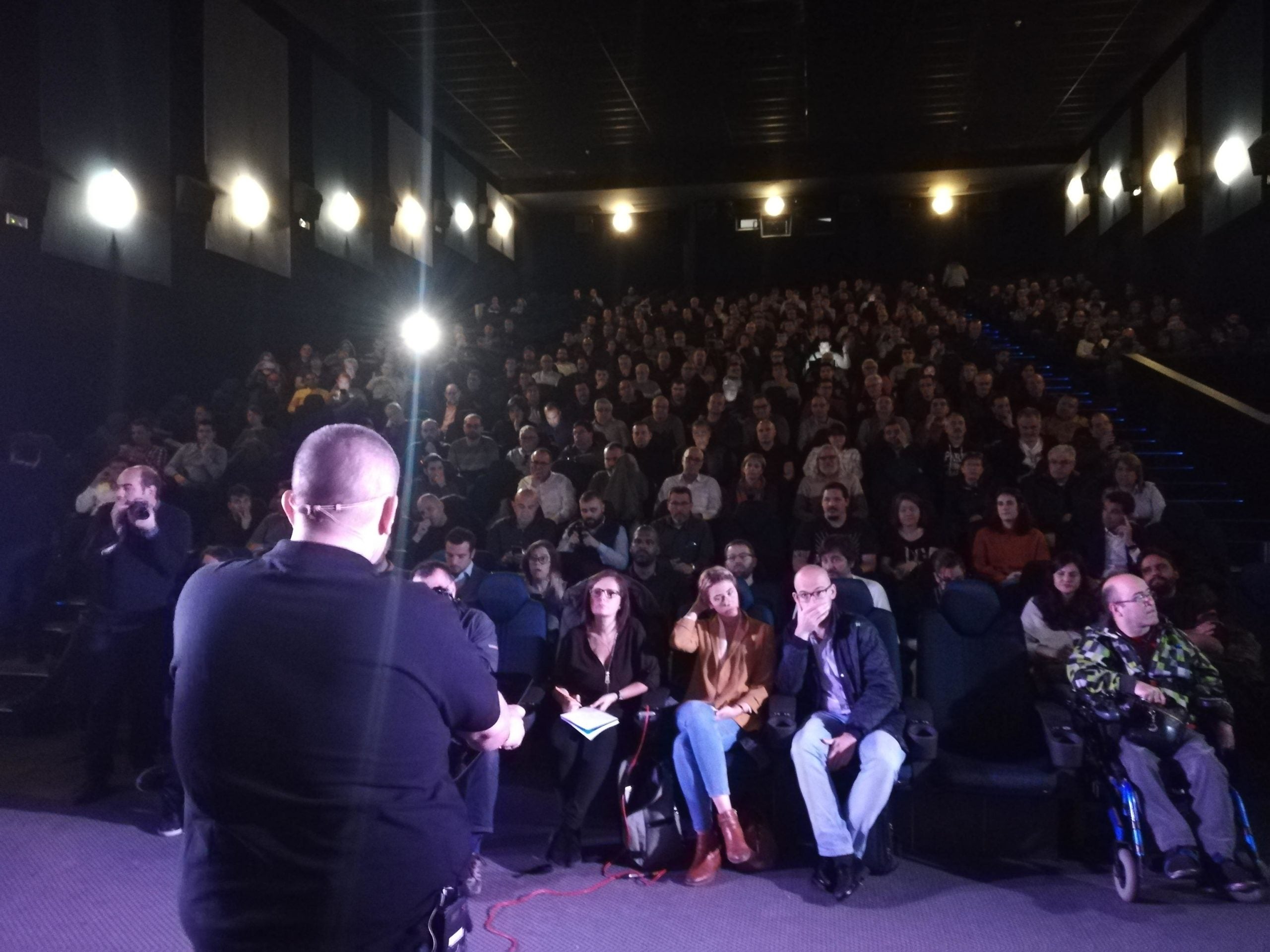 Alberto 'Tito' Álvarez es dirigeix als 400 assistents en la presentació de Taxi Project 2.0.| A. L.