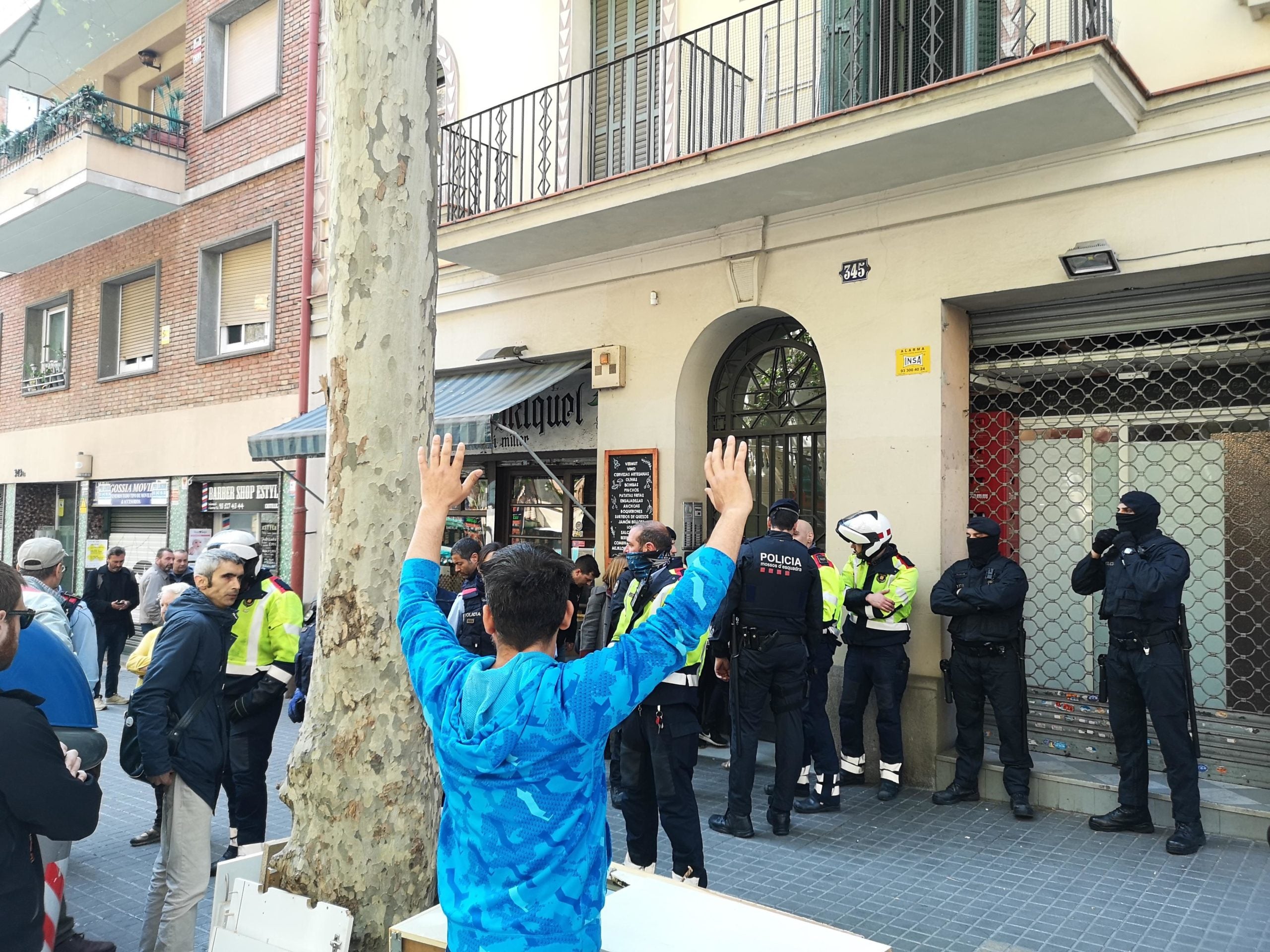 L'activista Lagarder Darciu amb els braços alçats i Roger Español durant el desnonament de l'Andreu. | D. C.