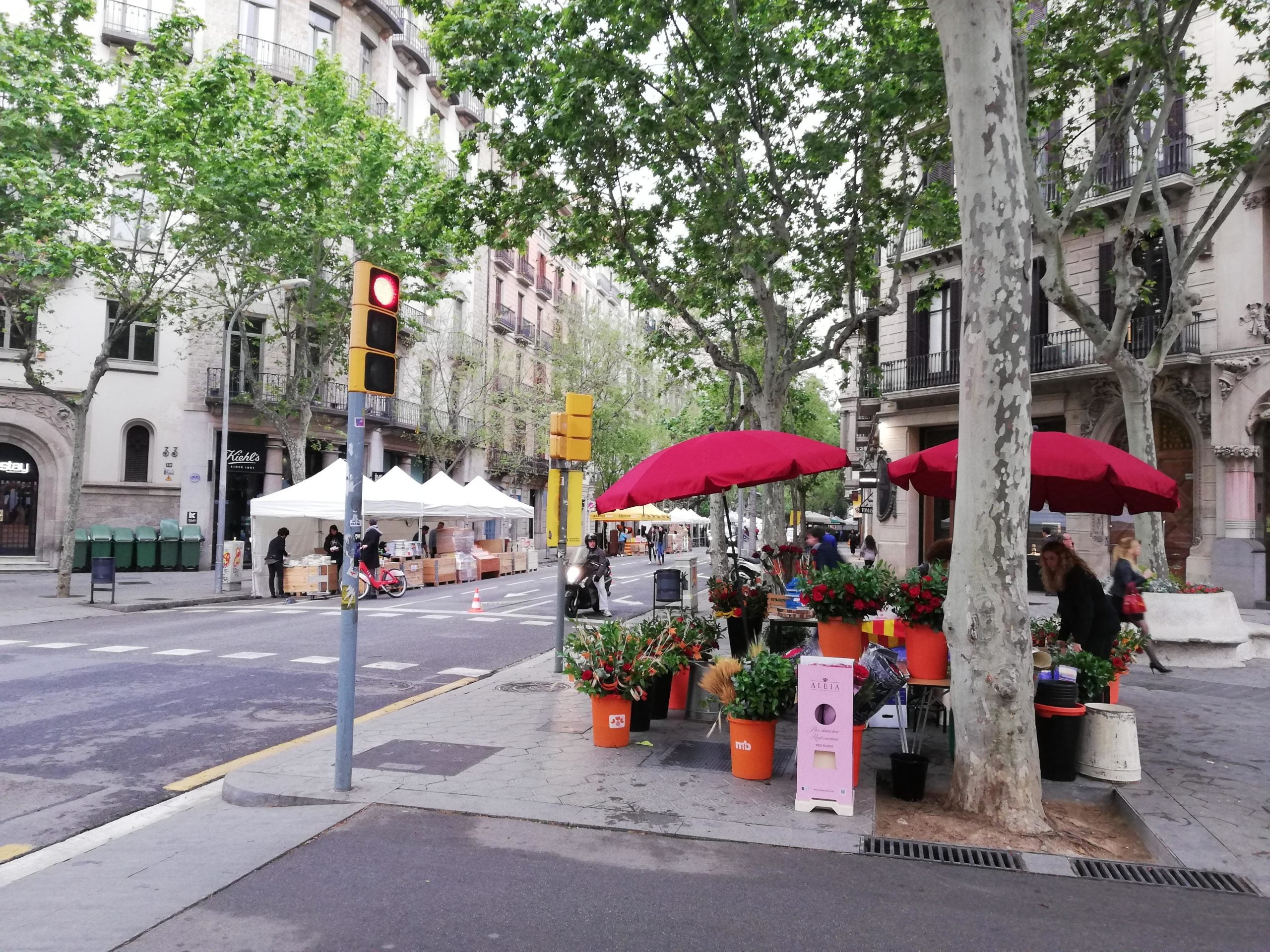 Punts de venda al carrer Consell de Cent. | Adrià Lizanda