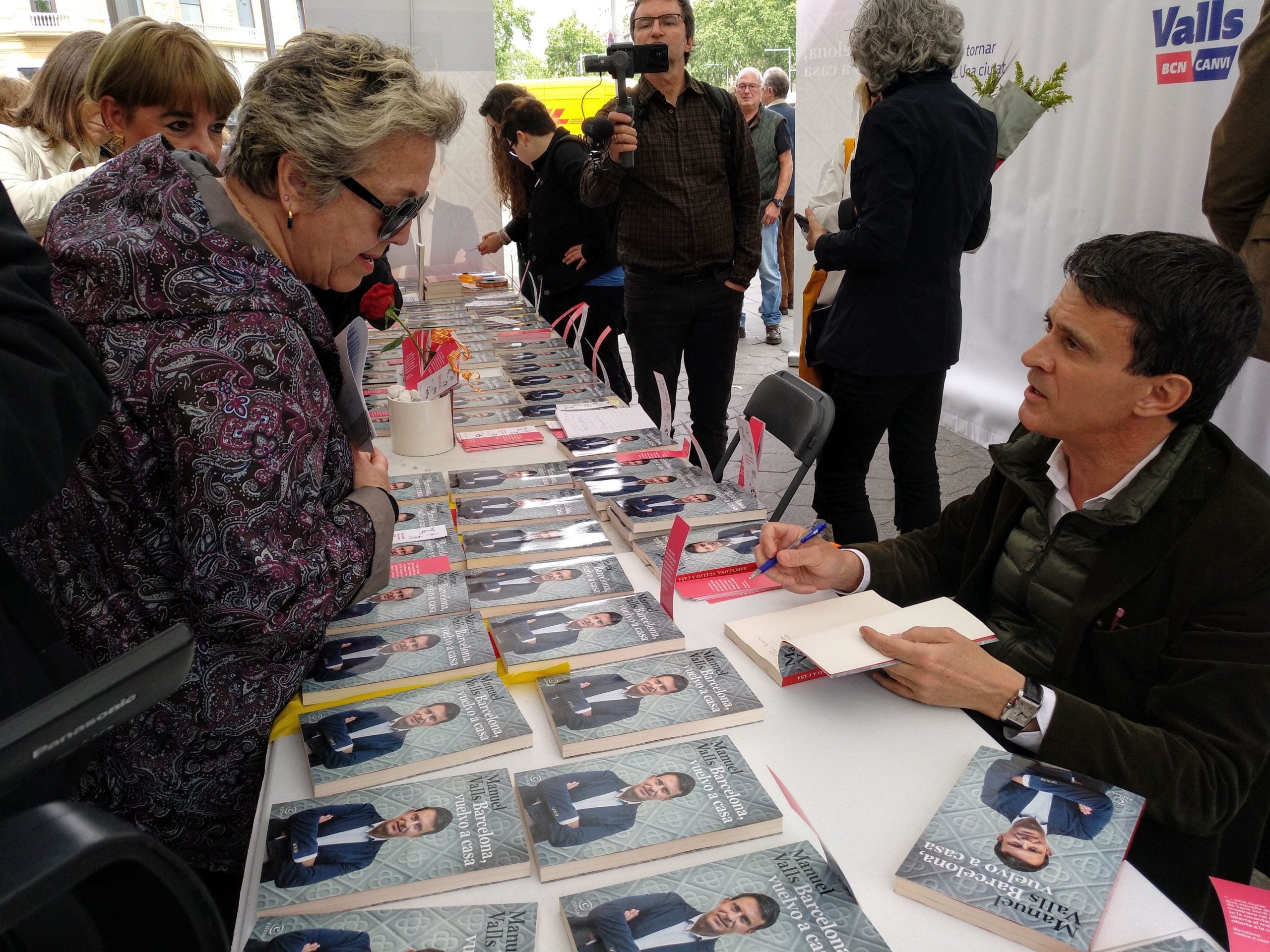 Manuel Valls dedica un llibre a una simpatitzant aquest Sant Jordi a Barcelona / Meritxell M. Pauné