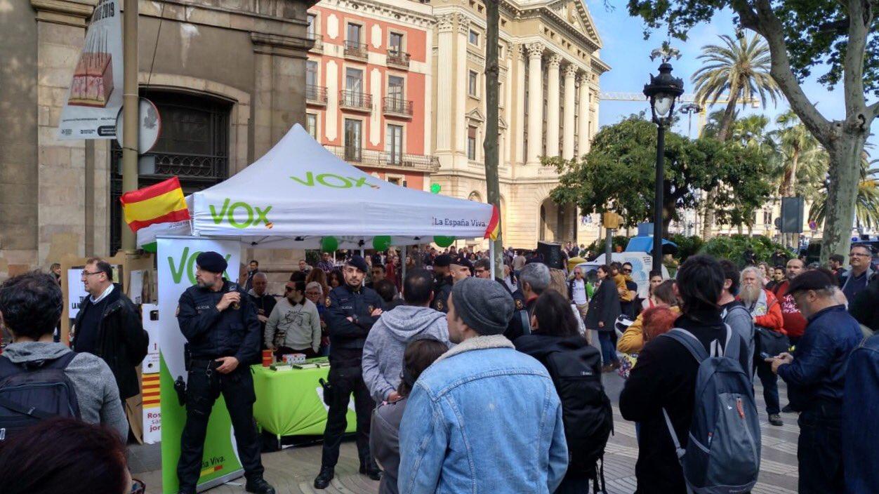 Membres de Front Republicà rodegen la carpa de Vox. | Albano Dante-Fachín