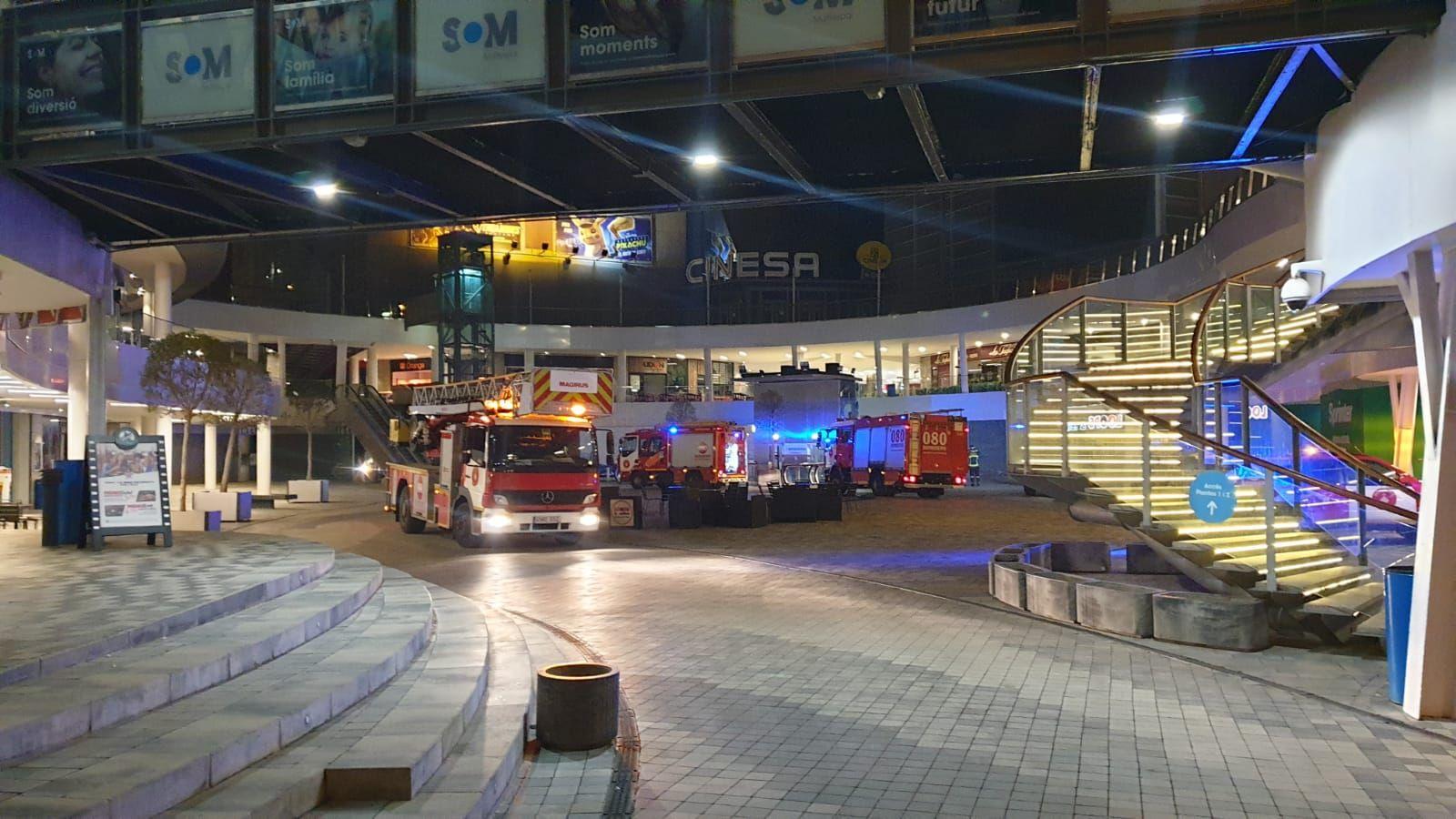 Camions de bombers al centre comercial.| Guàrdia Urbana