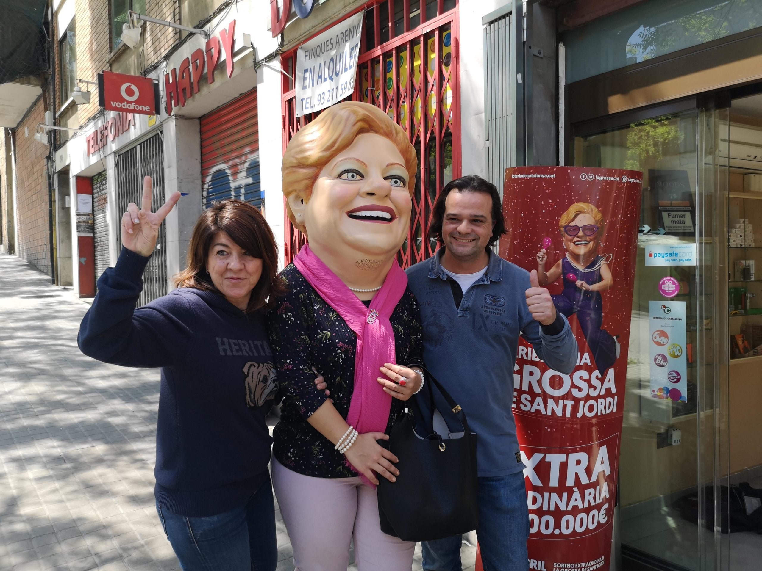 Els gerents de l'estanc del Carmel que ha repartit els dos premis de la Grossa de Sant Jordi. / D.C.