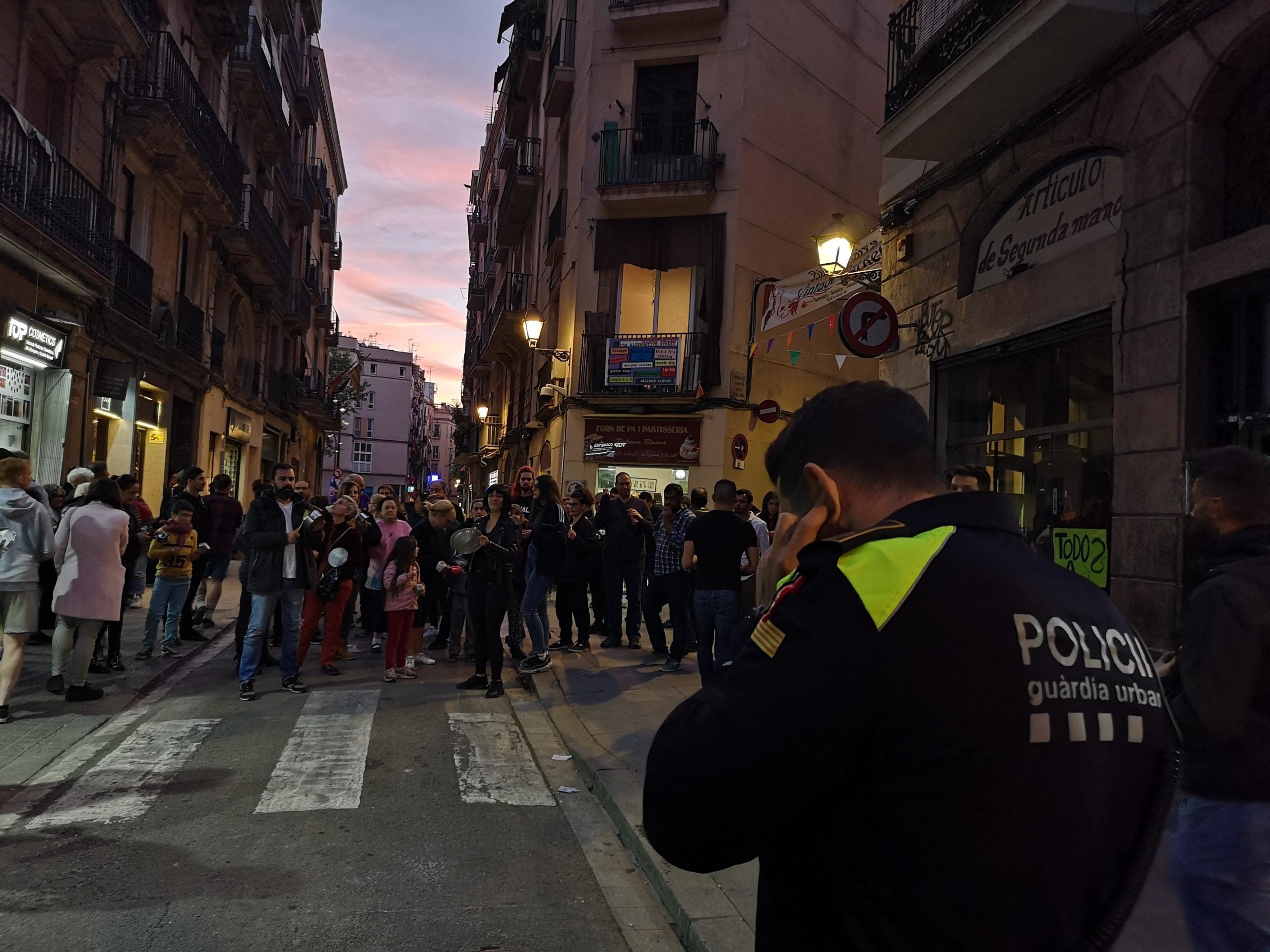 La cassolada popular al carrer Hospital en contra de la presència de lladres. / D.C.