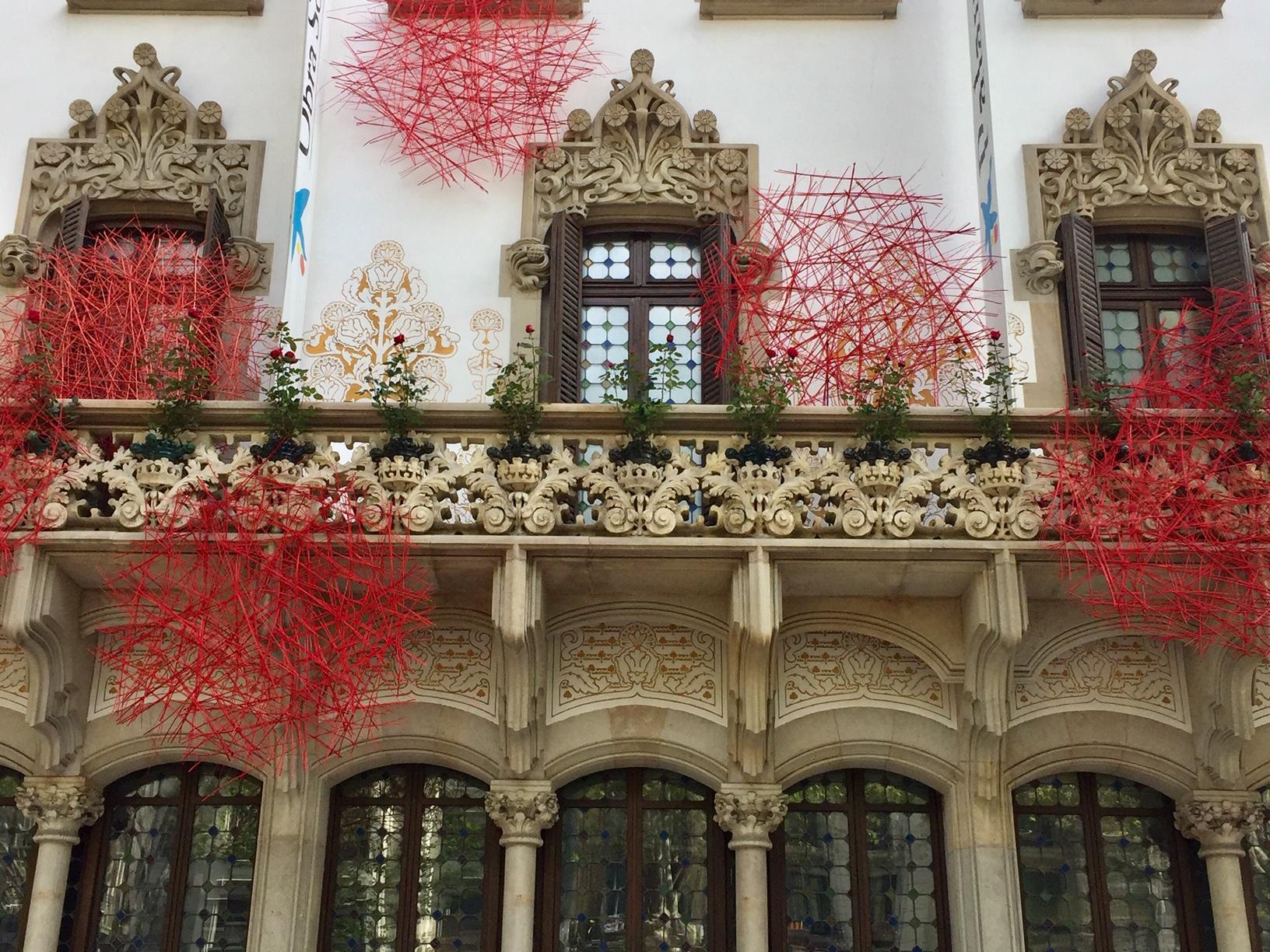 La façana del Palau Macaya, amb la instal·lació de Sant Jordi d'aquest any 