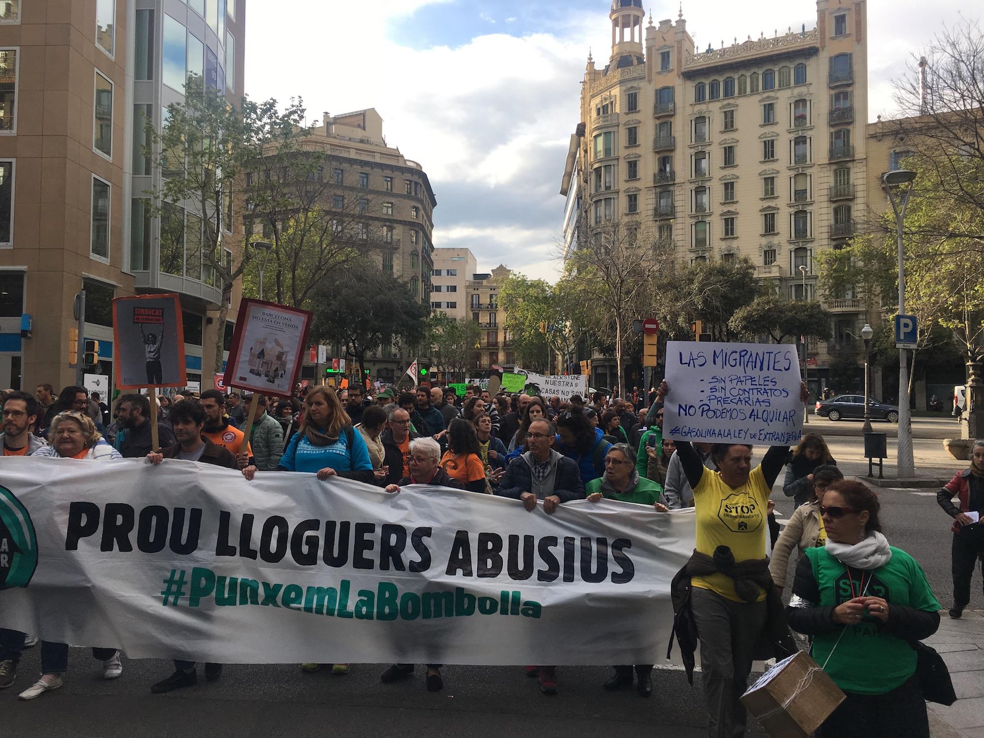 La capçalera de la manifestació contra els lloguers abusius a Barcelona / S.B.