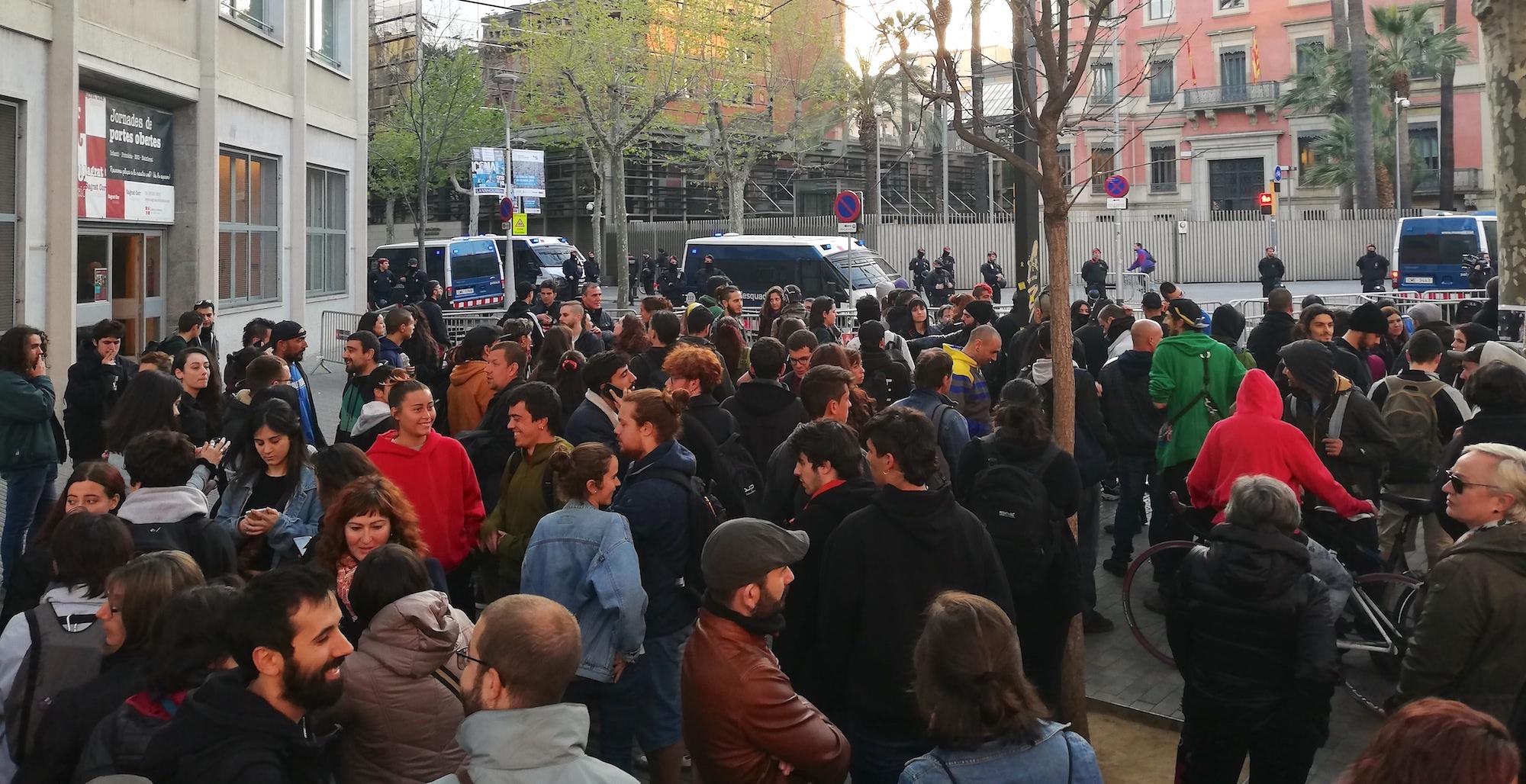 La protesta davant de la conselleria d'Interior per l'empresonament d'una de les detingudes durant els aldarulls de la protesta contra Vox / X.F.C.