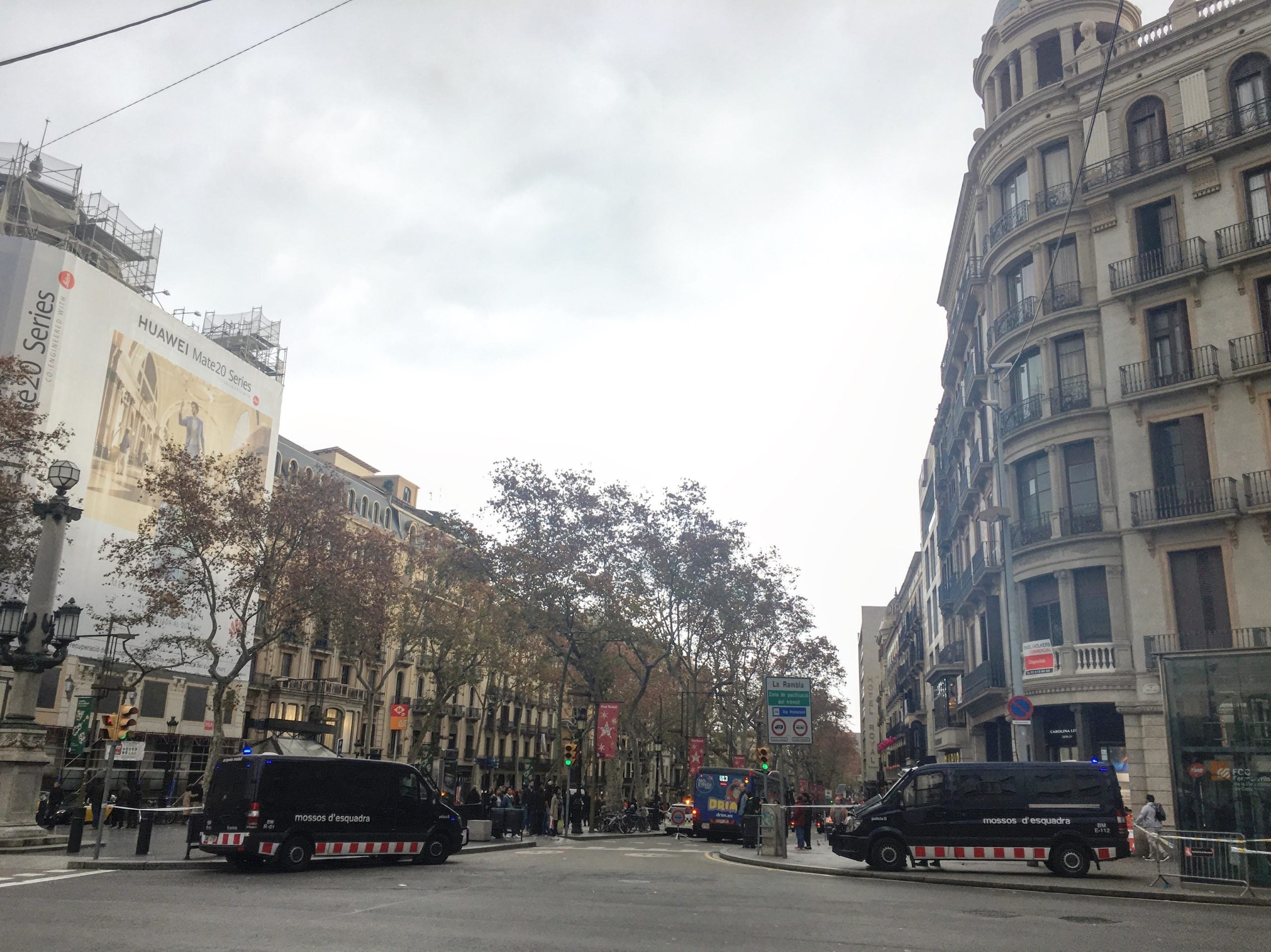 Dos furgons dels Mossos d'Esquadra blinden el capdamunt de la Rambla el dia de Sant Esteve arran de l'alerta terrorista / S.B.