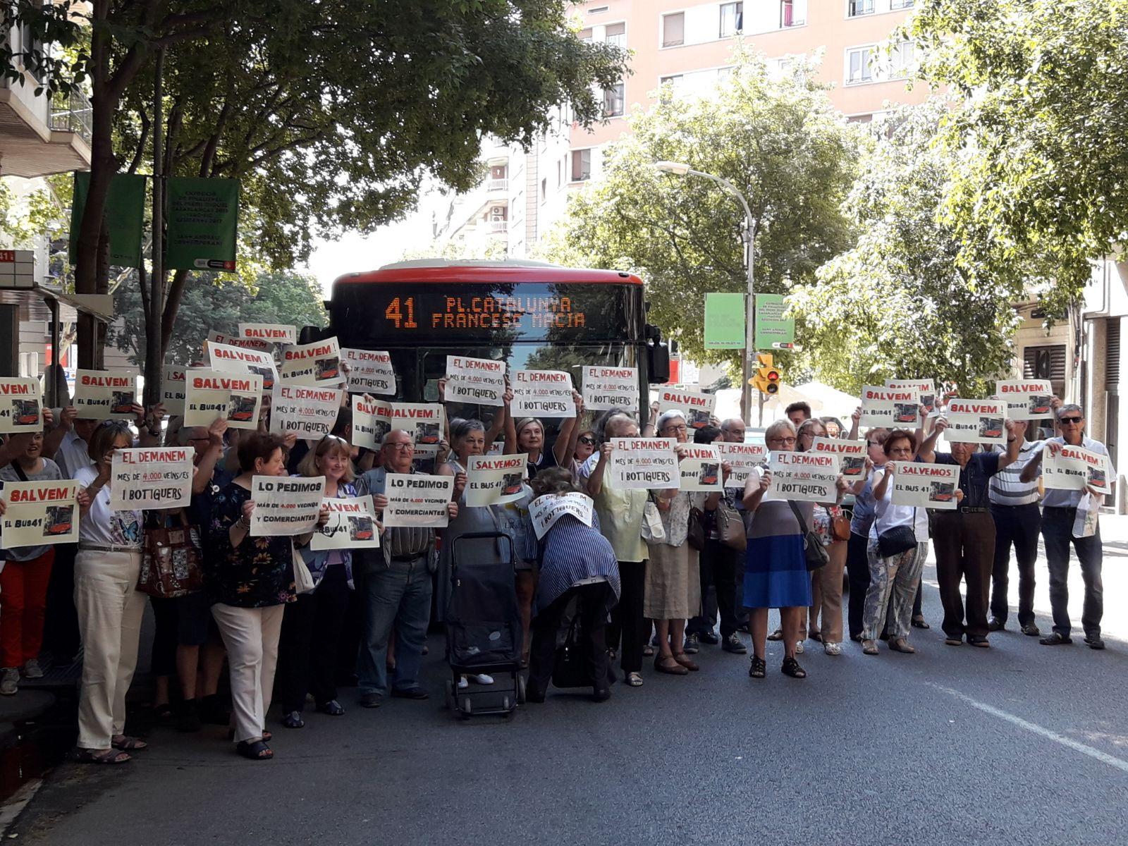 Veïns de la Nova Esquerra de l'Eixample en una protesta davant del 41. | Albert Sabater Pla