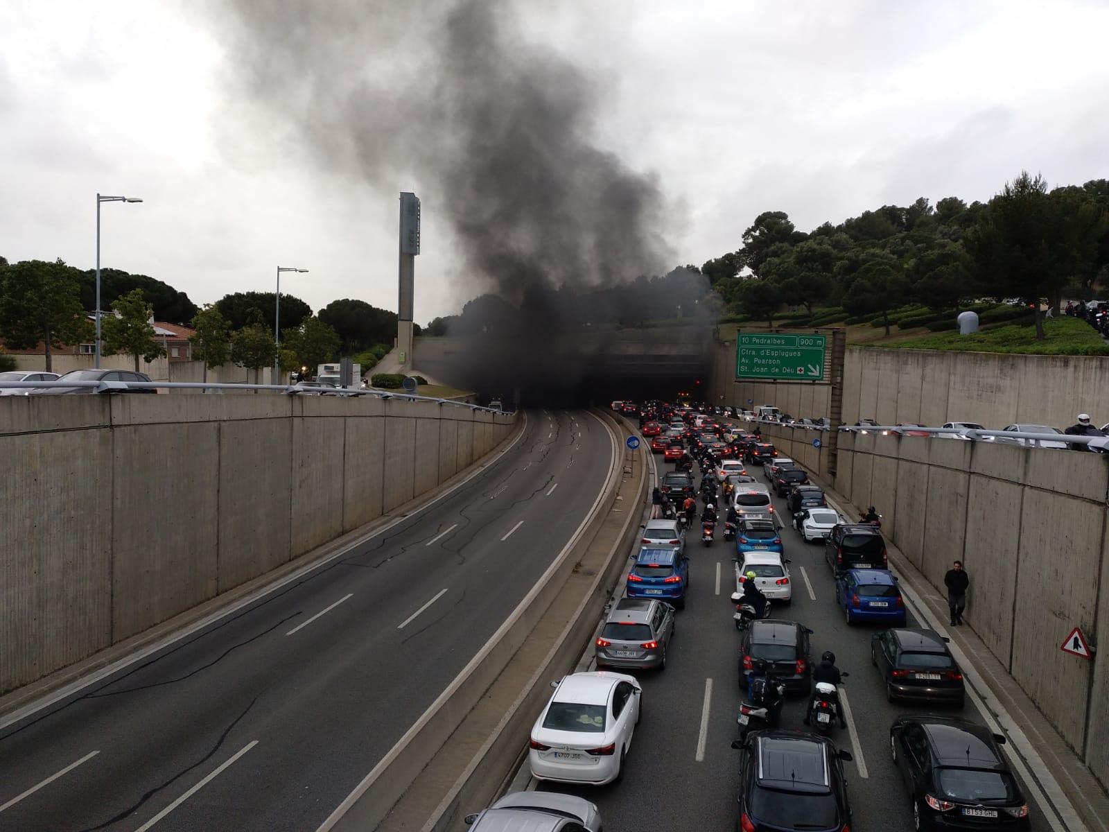 Cues de cotxes a l'altura del túnel de l'Oreneta. on s'ha incendiat el vehicle. | TOT Barcelona
