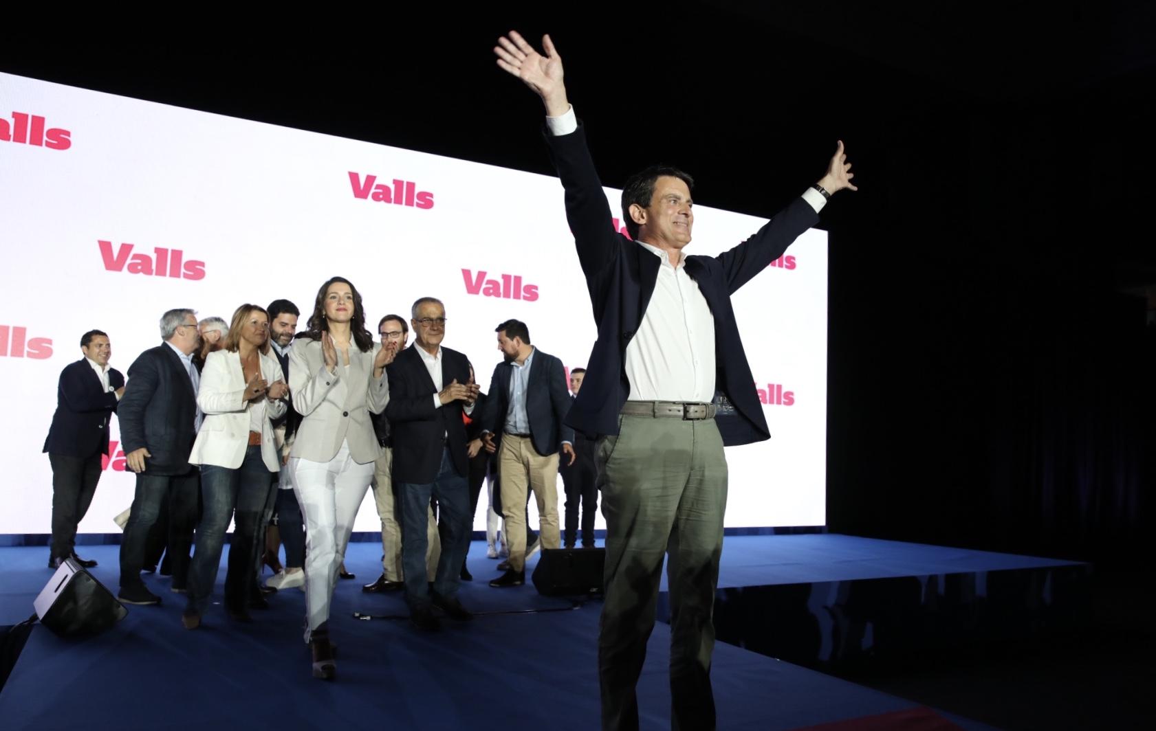 Manuel Valls, amb Inés Arrimadas i altres membres de la candidatura aquest al míting central de la campanya / Jordi Play