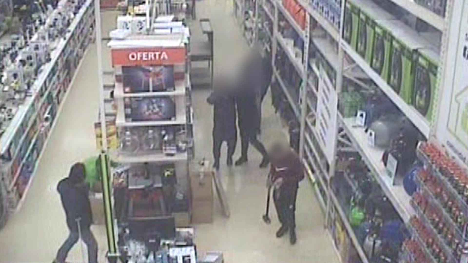 Els lladres gravats per una càmera de seguretat durant un robatori. | Mossos d'Esquadra