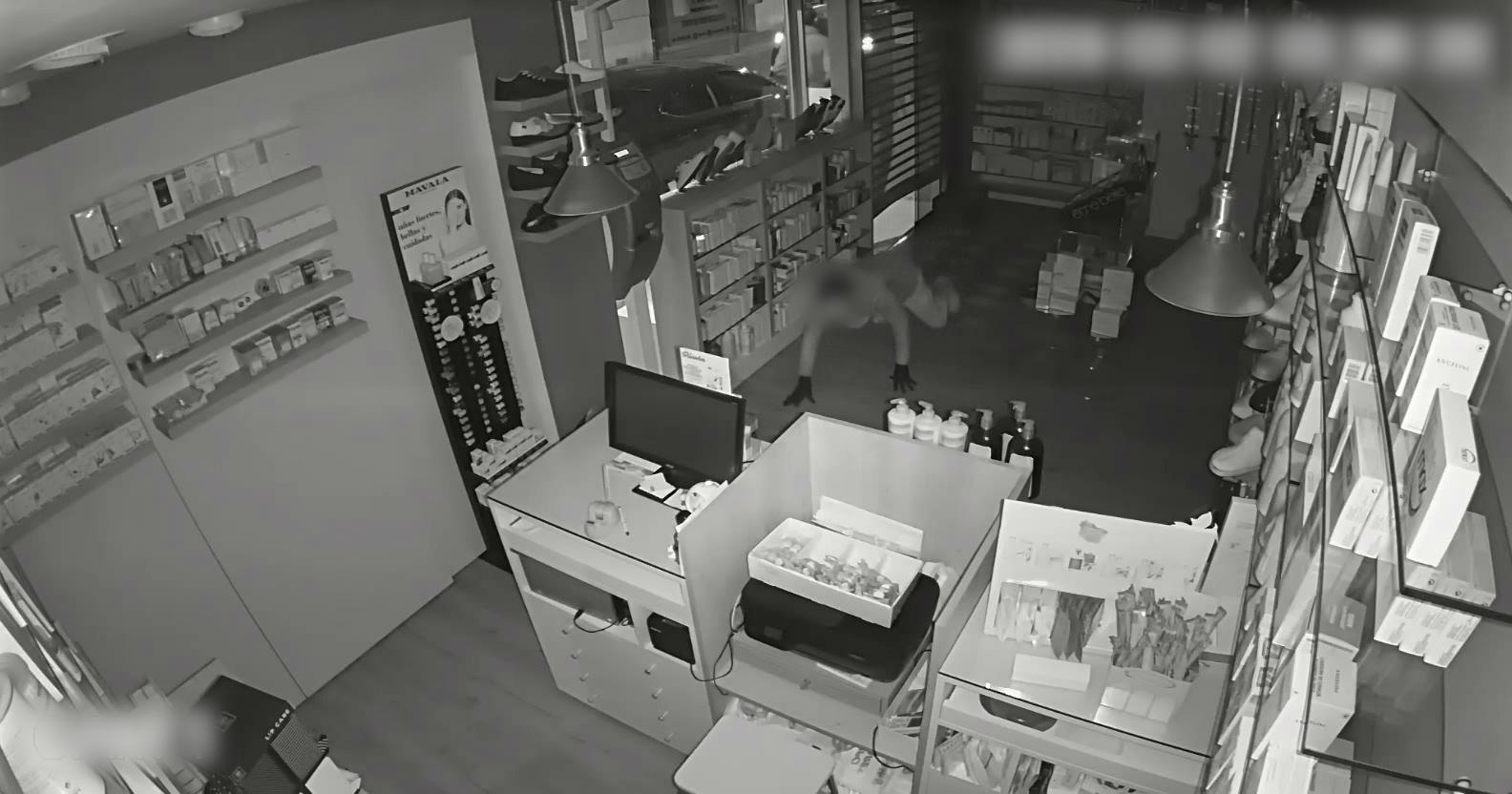Un dels lladres a l'interior d'un establiment. | Mossos d'Esquadra