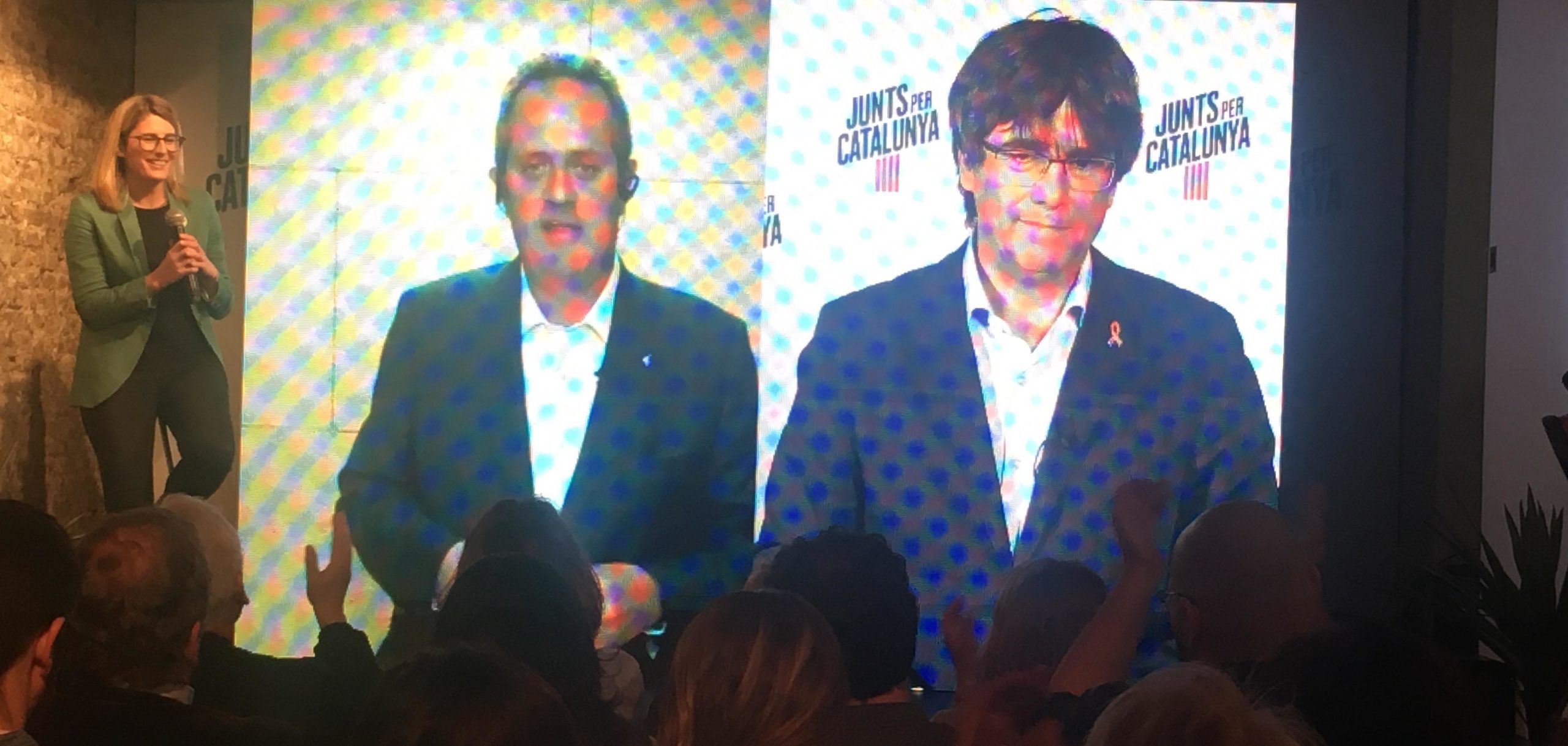 Artadi, Forn i Puigdemont en la connexió en directe a tres bandes que van fer al local electoral de JxCat / S.B.