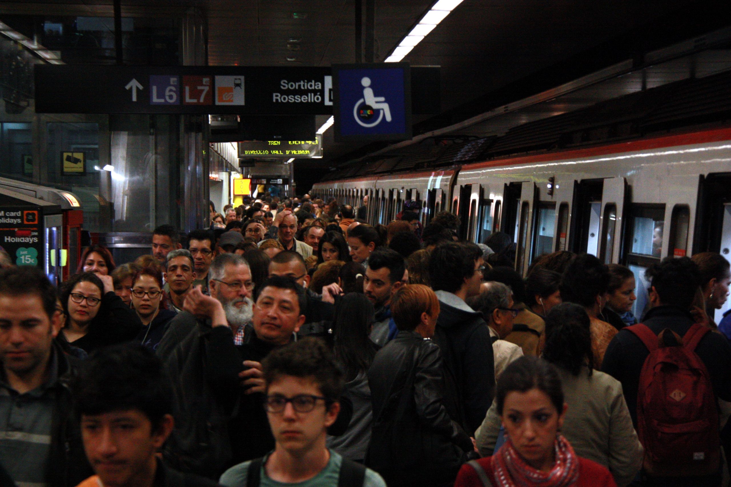 Viatgers en hora punta al metro. | ACN