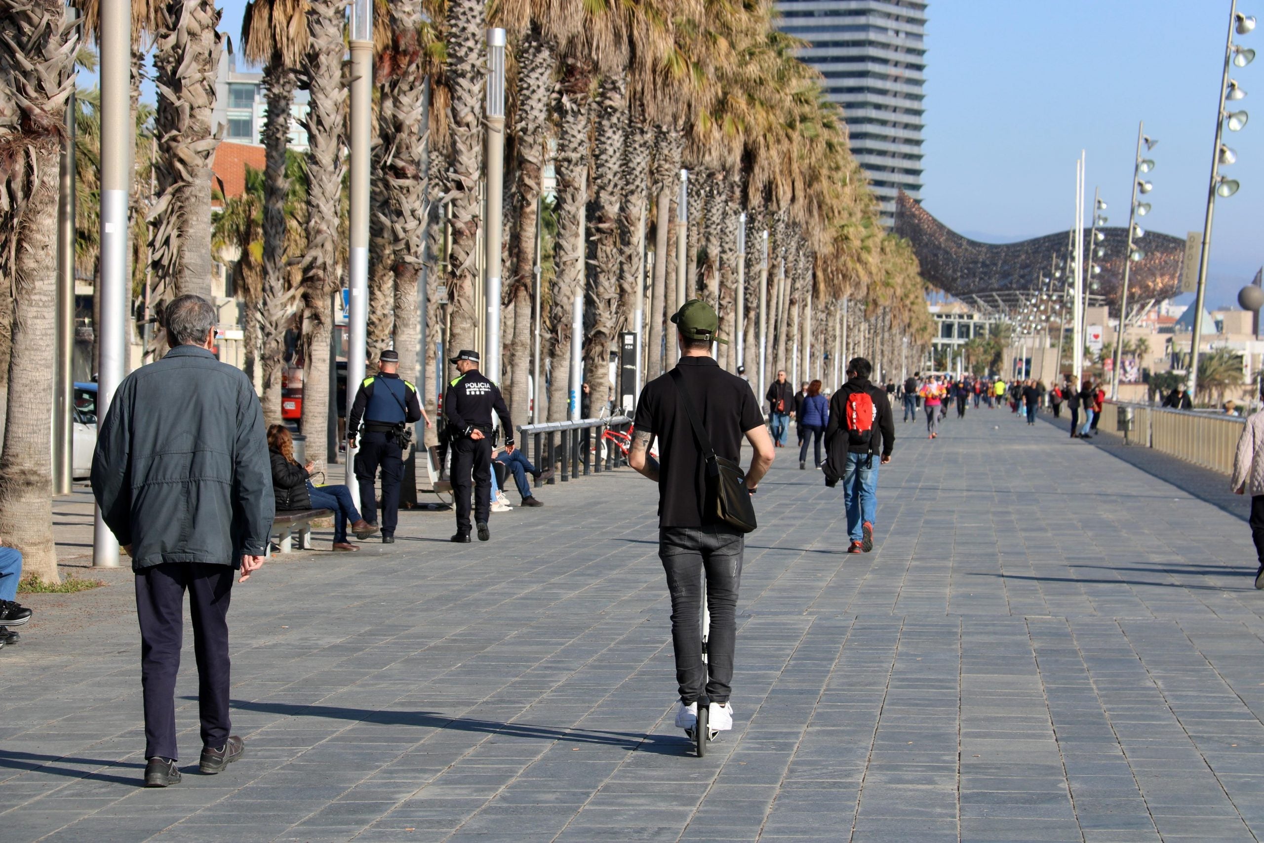 Un usuari d'un patinet al passeig Marítim de Barcelona / ACN