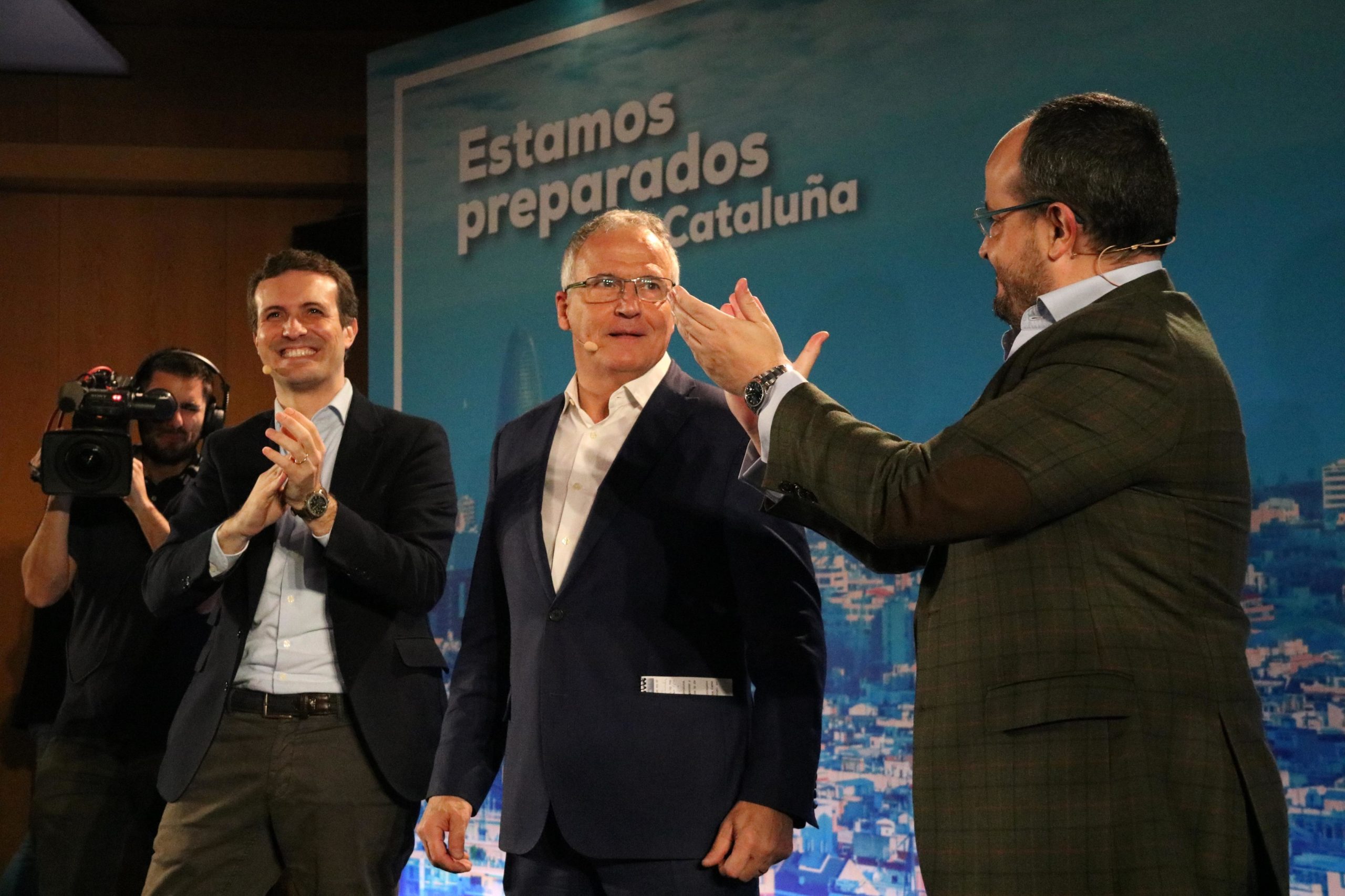 El candidat del PP, Josep Bou, amb Pablo Casado i Alejandro Fernández. | ACN