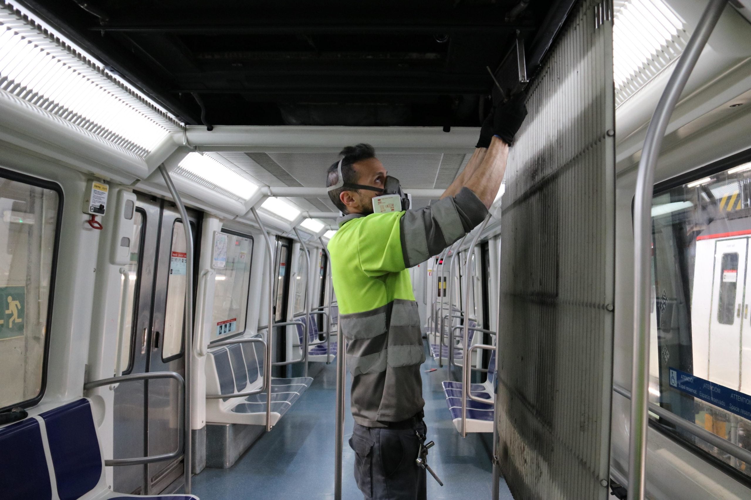 Un operari de TMB extreu els filtres d'aire d'un tren del metro per buscar-hi amiant en una imatge d'arxiu / ACN (Mar Vila)