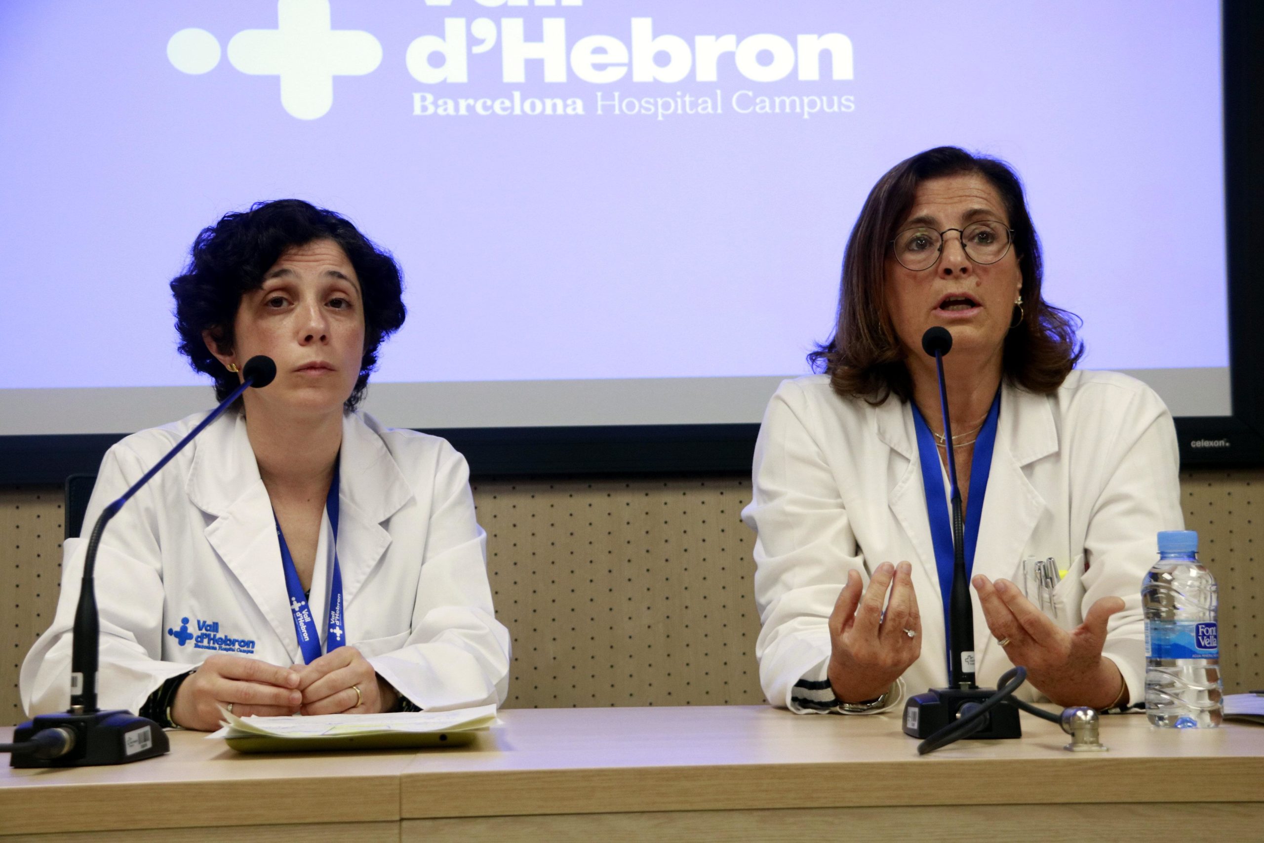 La subdirectora assistencial de Vall d'Hebron, la doctora Rocío Cebrián, i la cap del Servei d'Epidemiologia i Medicina Preventiva, la doctora Magda Campins, en roda de premsa. / ACN (Sílvia Junyent)