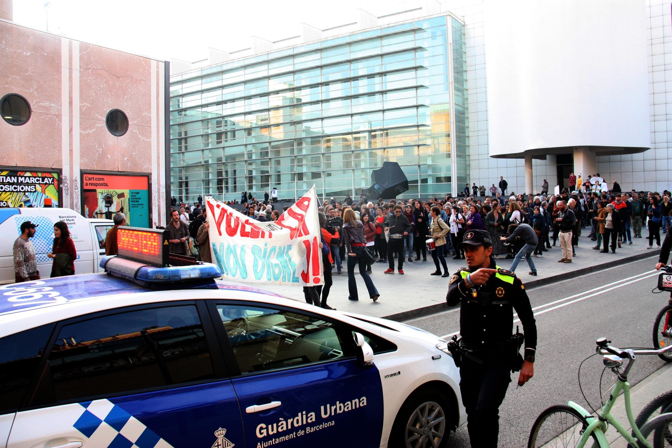 La manifestació en favor del CAP Raval Nord a la Misericòrdia davant del MACBA / ACN