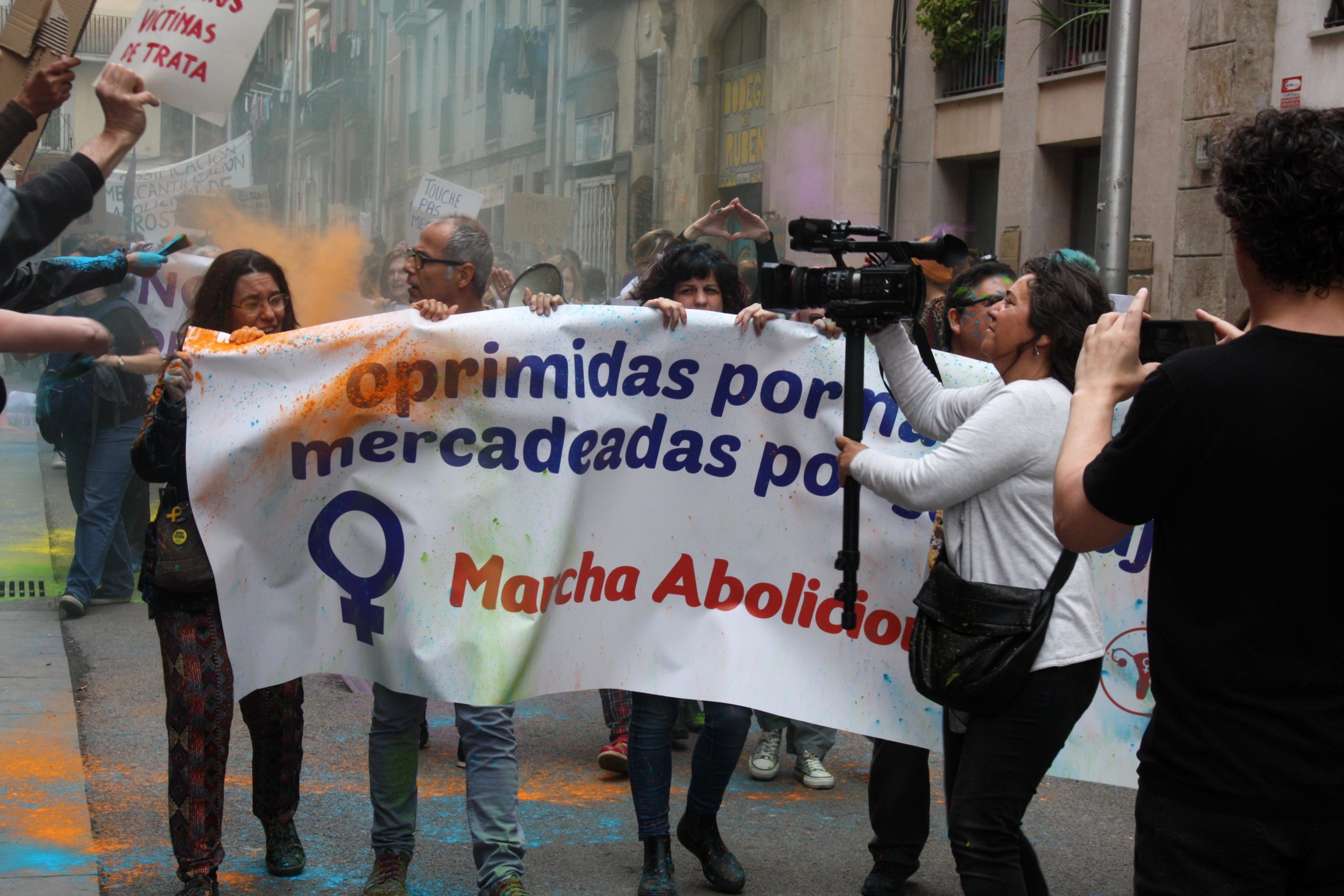 Defensores del treball sexual tiren pols de colors als manifestants que reclamen l'abolició de la prostitució al Raval / ACN