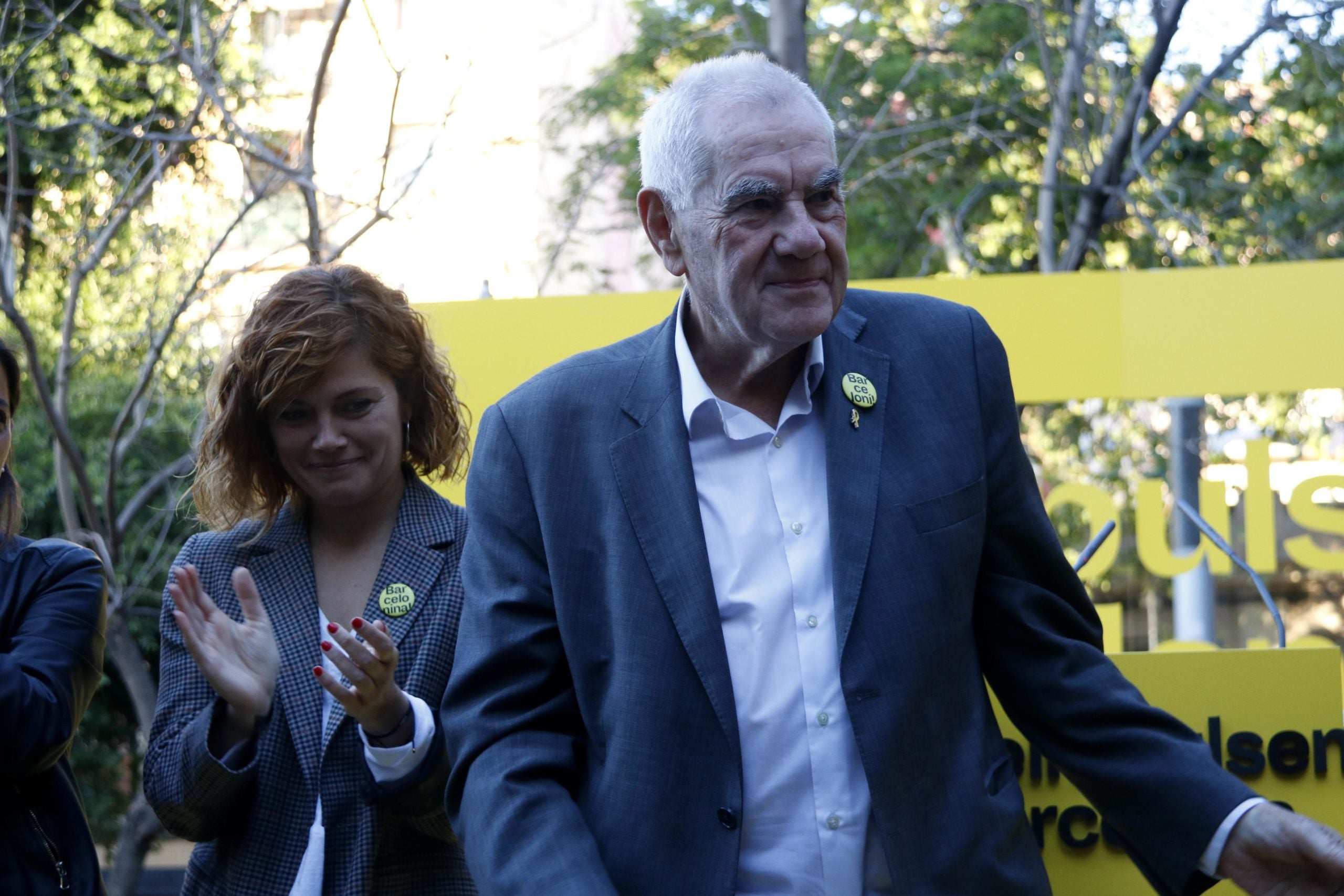 Ernest Maragall, amb Elisenda Alamany de fons, durant l'acte a la Barceloneta. / ACN (Guillem Roset)