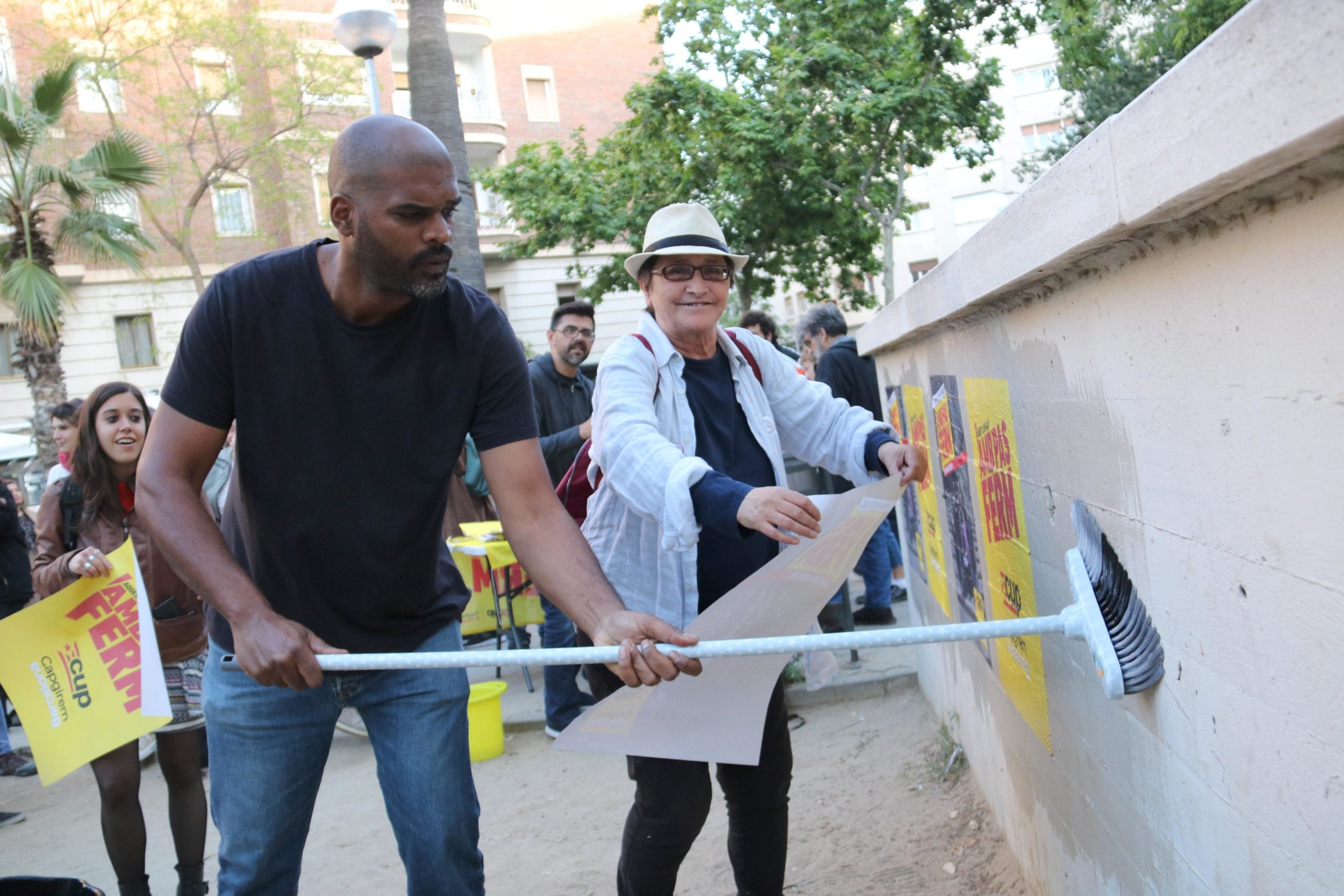 Candidats de la CUP encartellant la plaça Artós de Sarrià / ACN - Alan Ruiz Terol