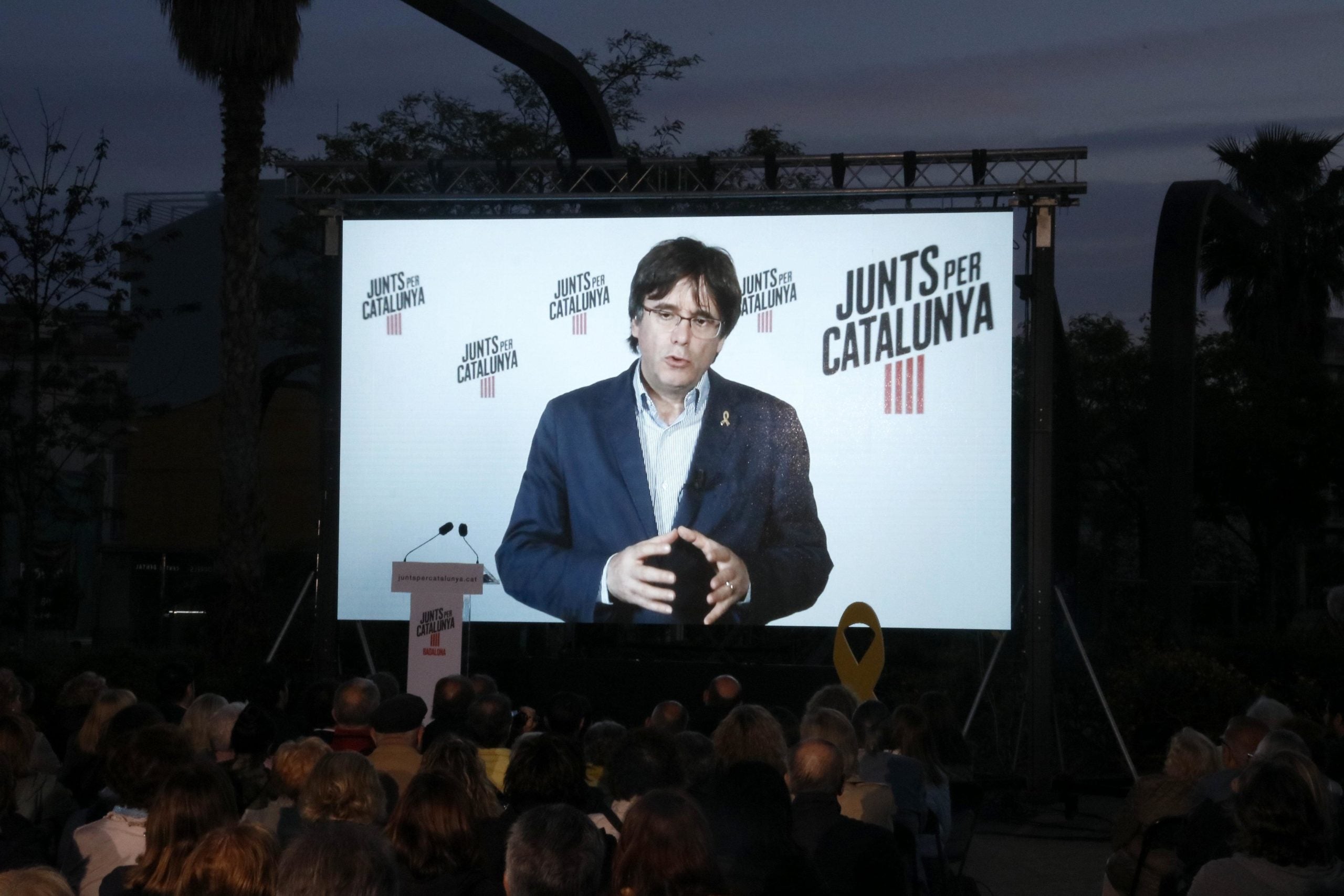 Carles Puigdemont intervé per videoconferència al míting de JxCat a Badalona / ACN