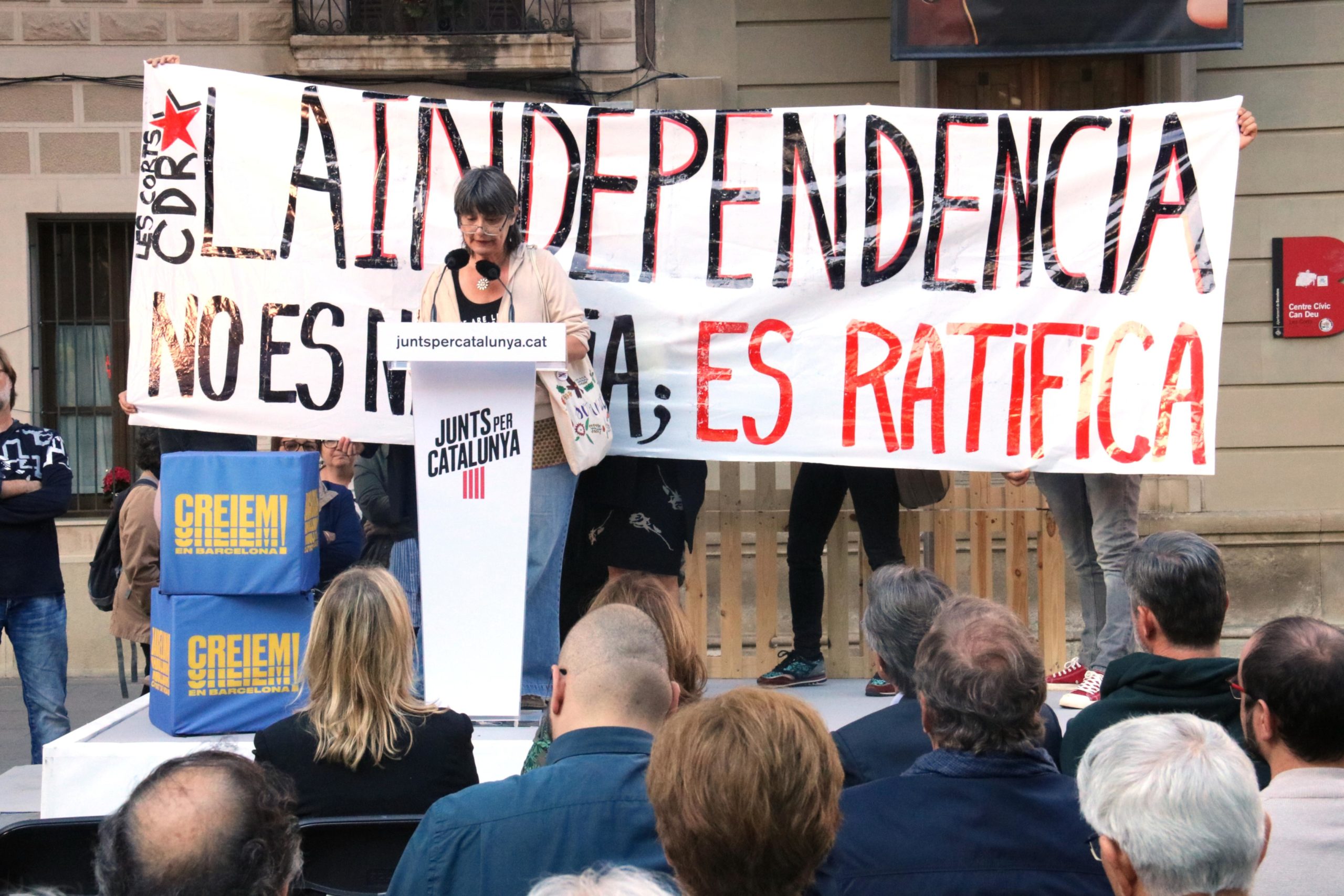 El CDR de les Corts irromp en un míting de JxCat i desplega una pancarta: 'La independència no es negocia, es ratifica' / ACN