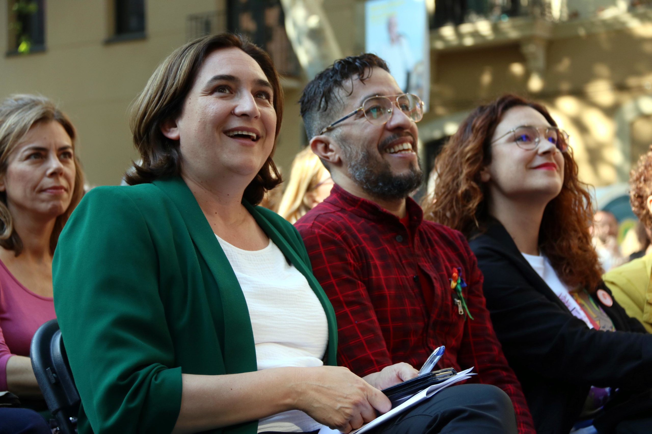 La candidata de BComú, Ada Colau, l'ex diputat brasiler Jean Wyllys i la número 4 de BComú, Laura Pérez. / ACN (Nazaret Romero)