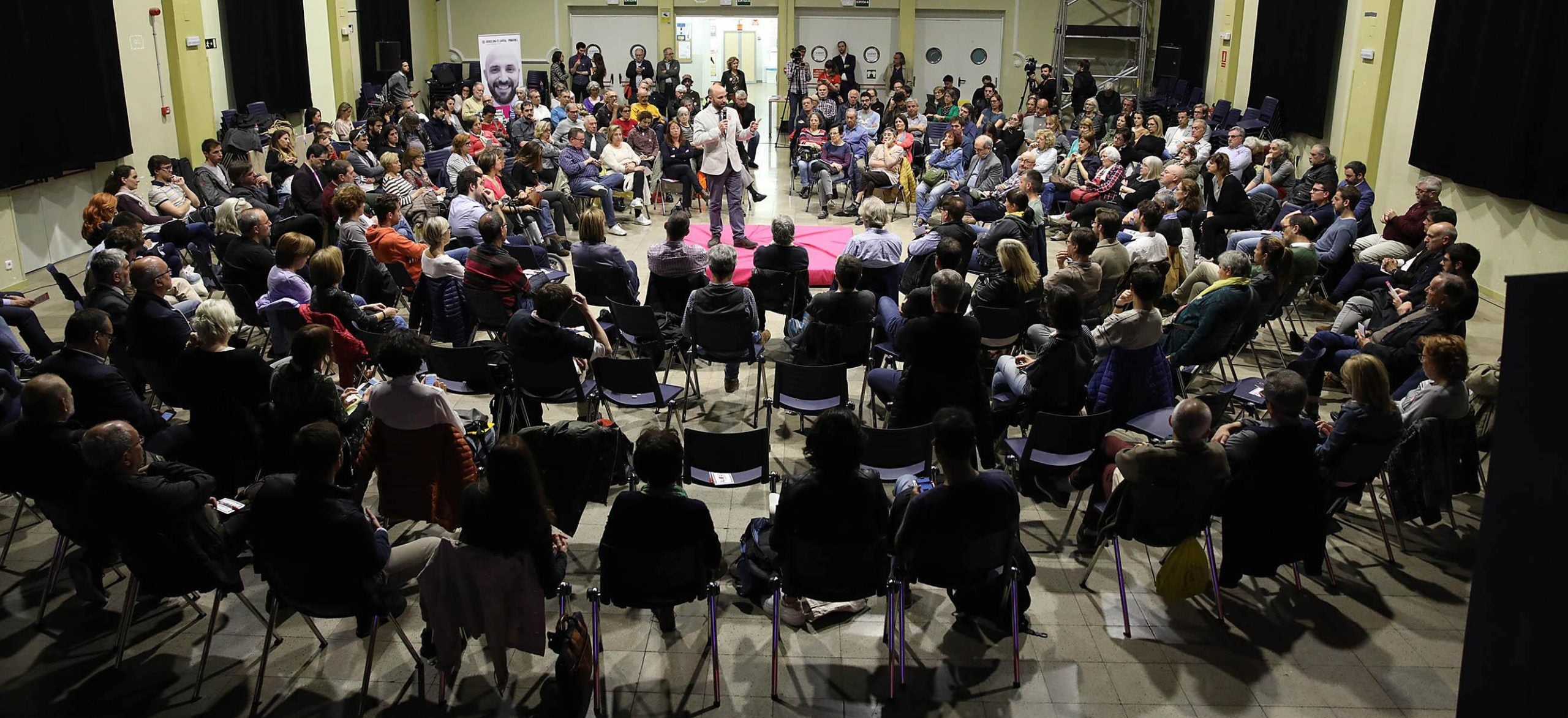 Jordi Graupera, adreçant-se als centenars de voluntaris reunits al Casinet d'Hostafrancs tres dies abans de començar la campanya electoral / Jordi Play