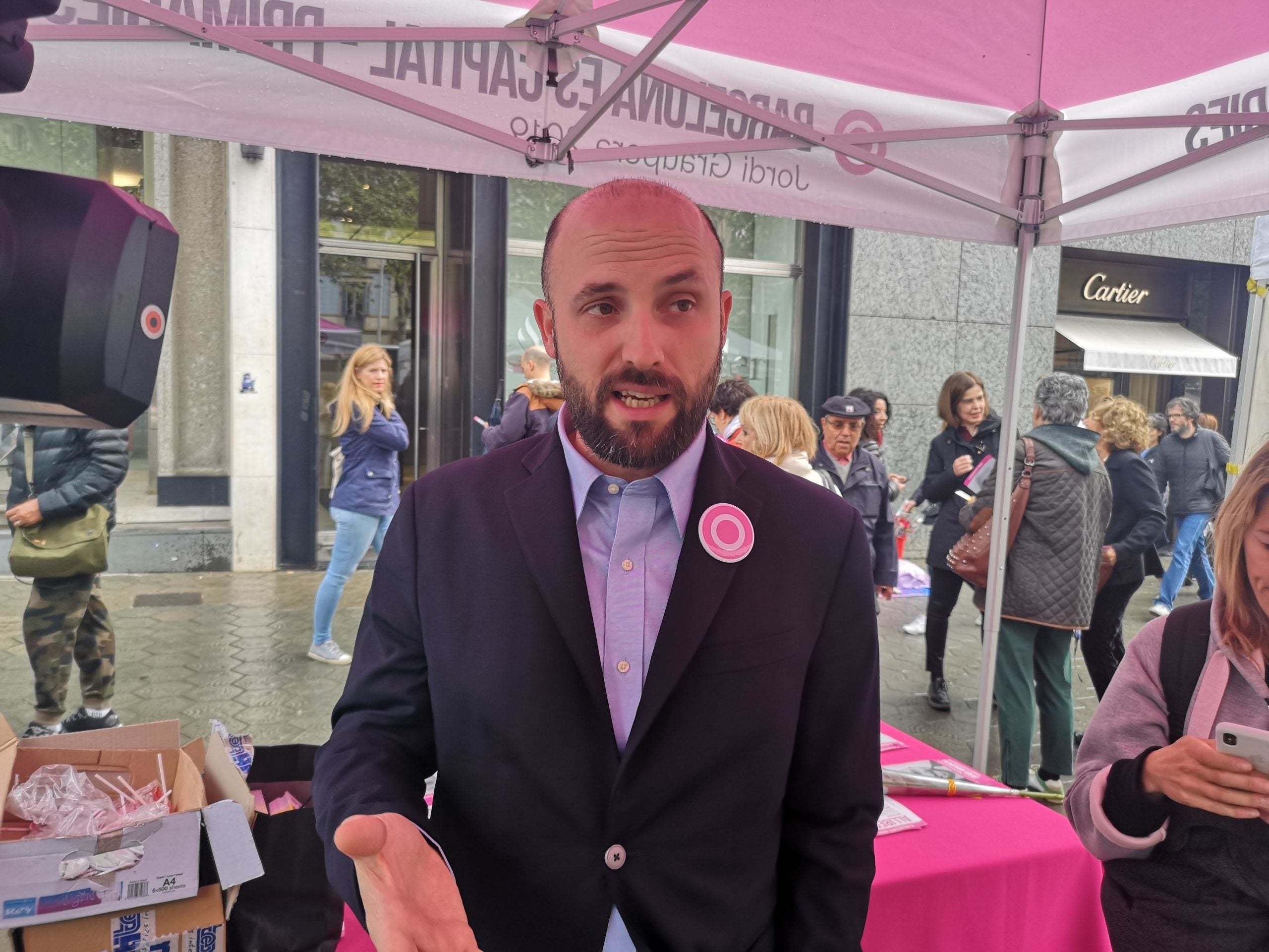 Jorid Graupera, candidat de Barcelona És Capital, en l'estand de Sant Jordi de la candidatura / D.C.