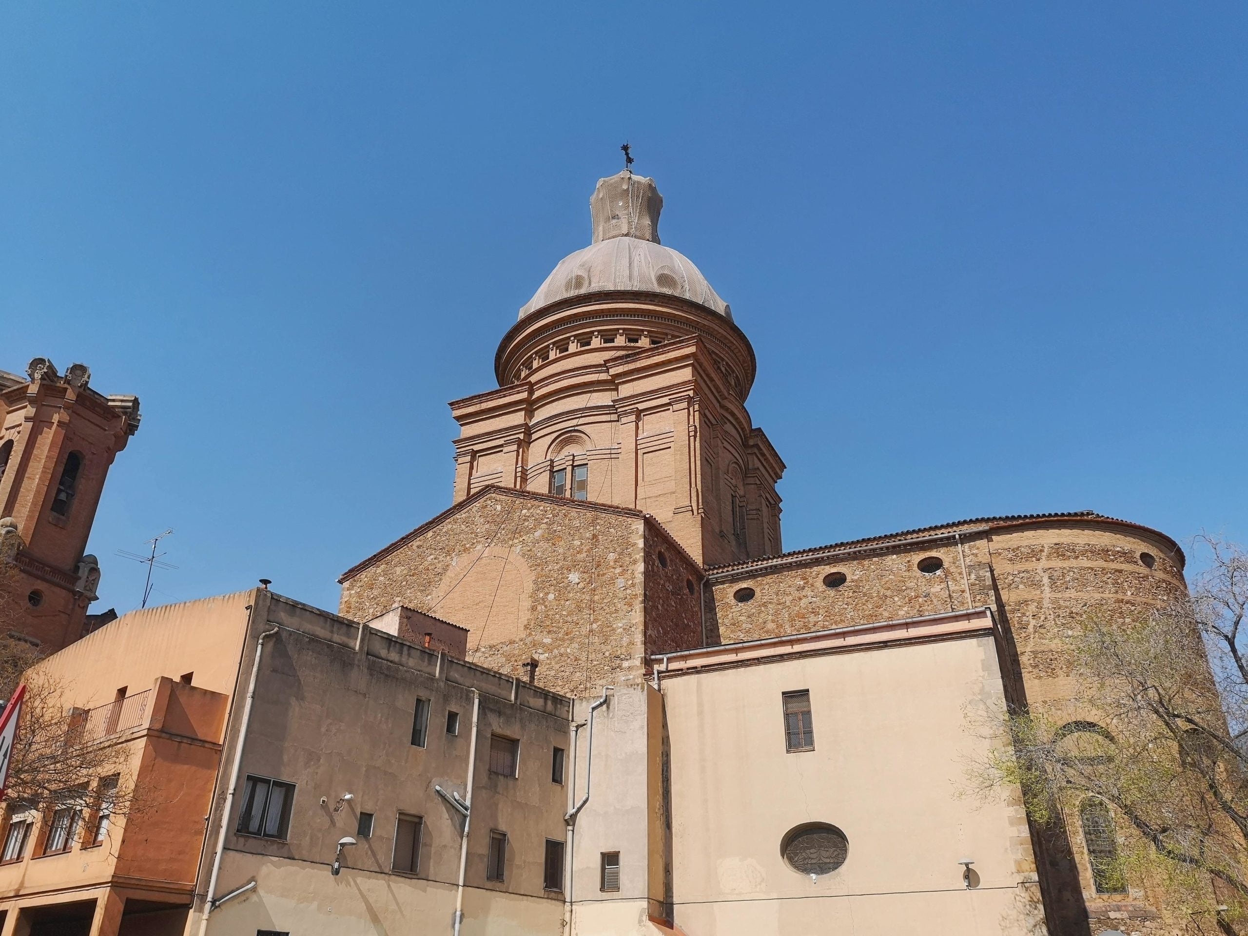 Imatge de la cúpula de l'església de Sant Andreu protegida per una xarxa. / D.C.