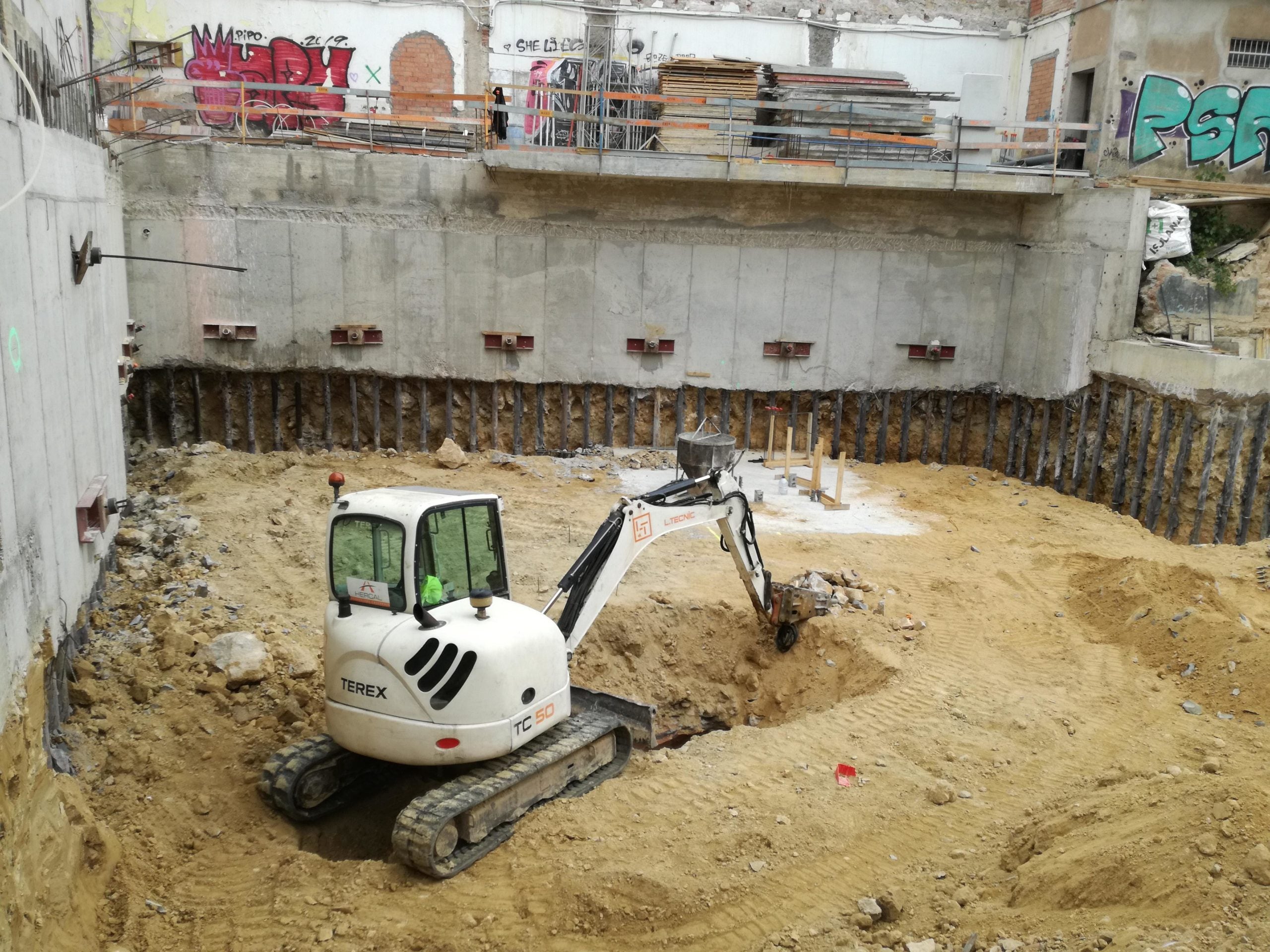 L'excavadora que ha alertat als veïns de Sants, sobre una sortida del refugi antiaeri / Agus Giralt