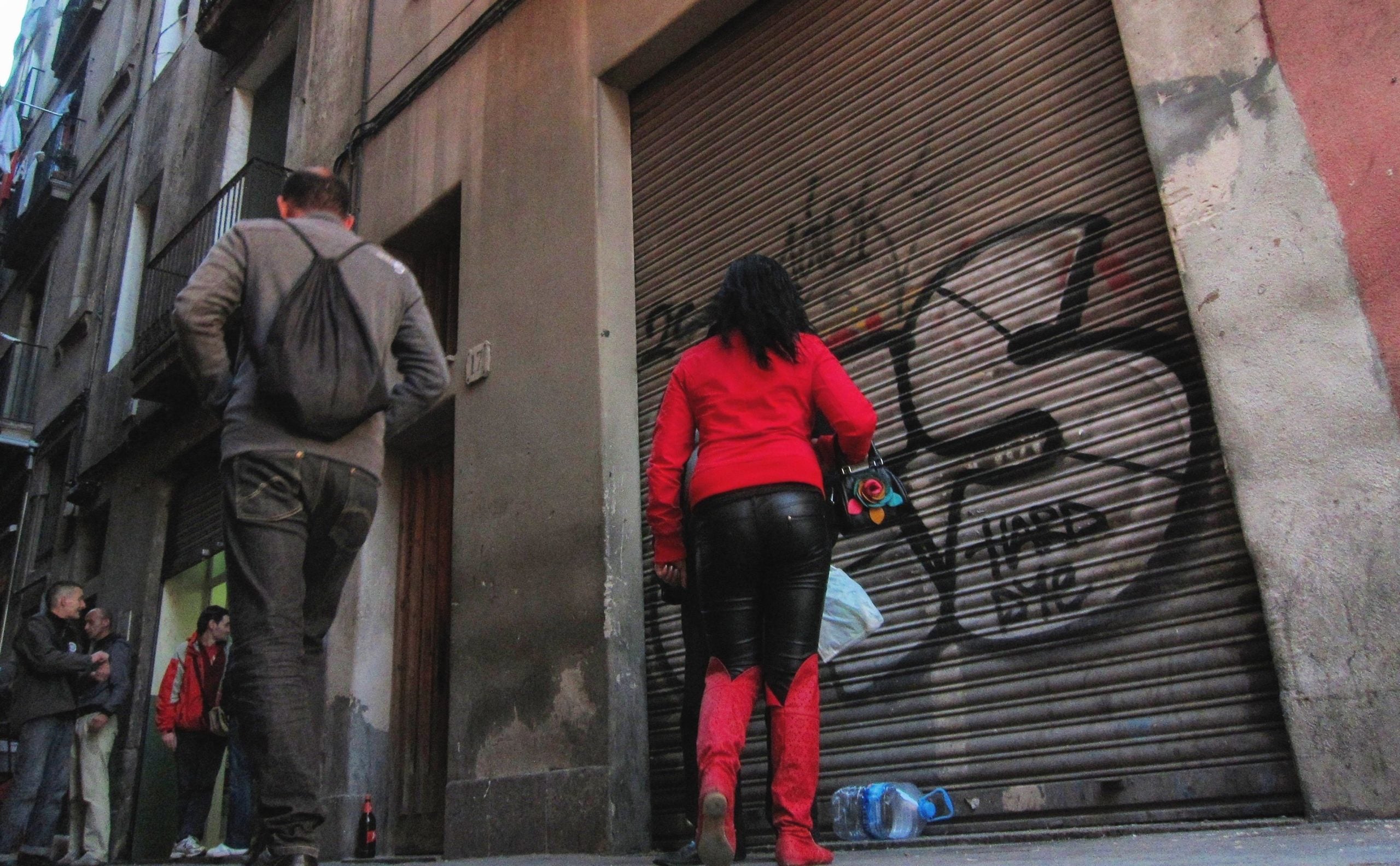 Una prostituta exercint al carrer d'en Robador, al Raval. / Europa Press