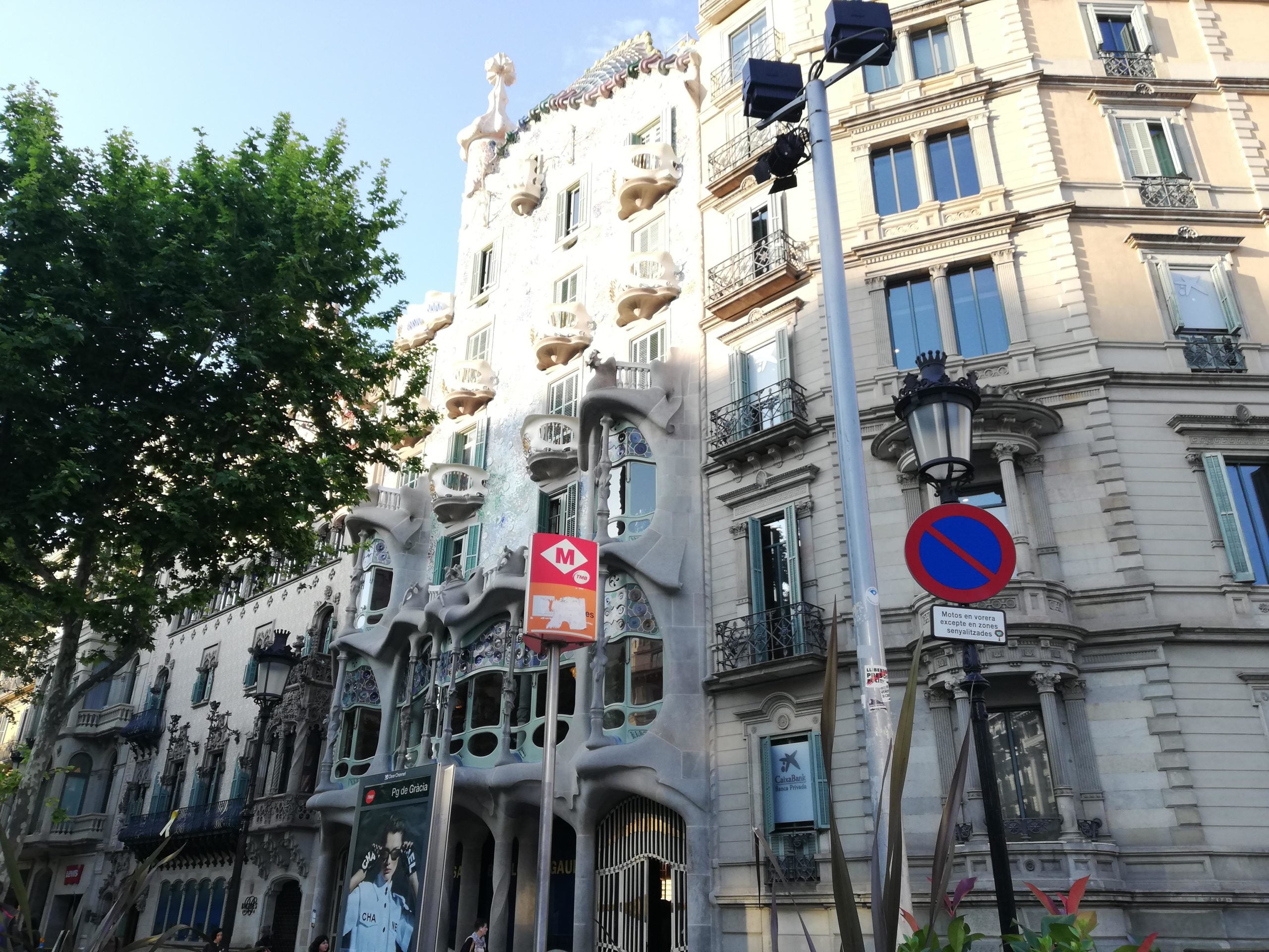 La façana de la Casa Batlló acaba de ser restaurada. | Adrià Lizanda